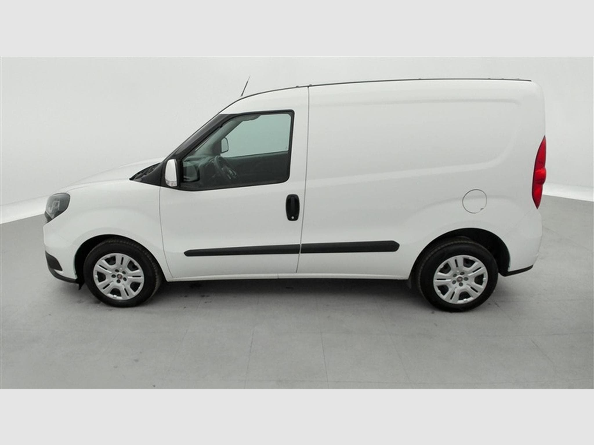 Fiat Doblo 1.6 MJET Cargo CLIM / CARPLAY (2023) - Foto 3