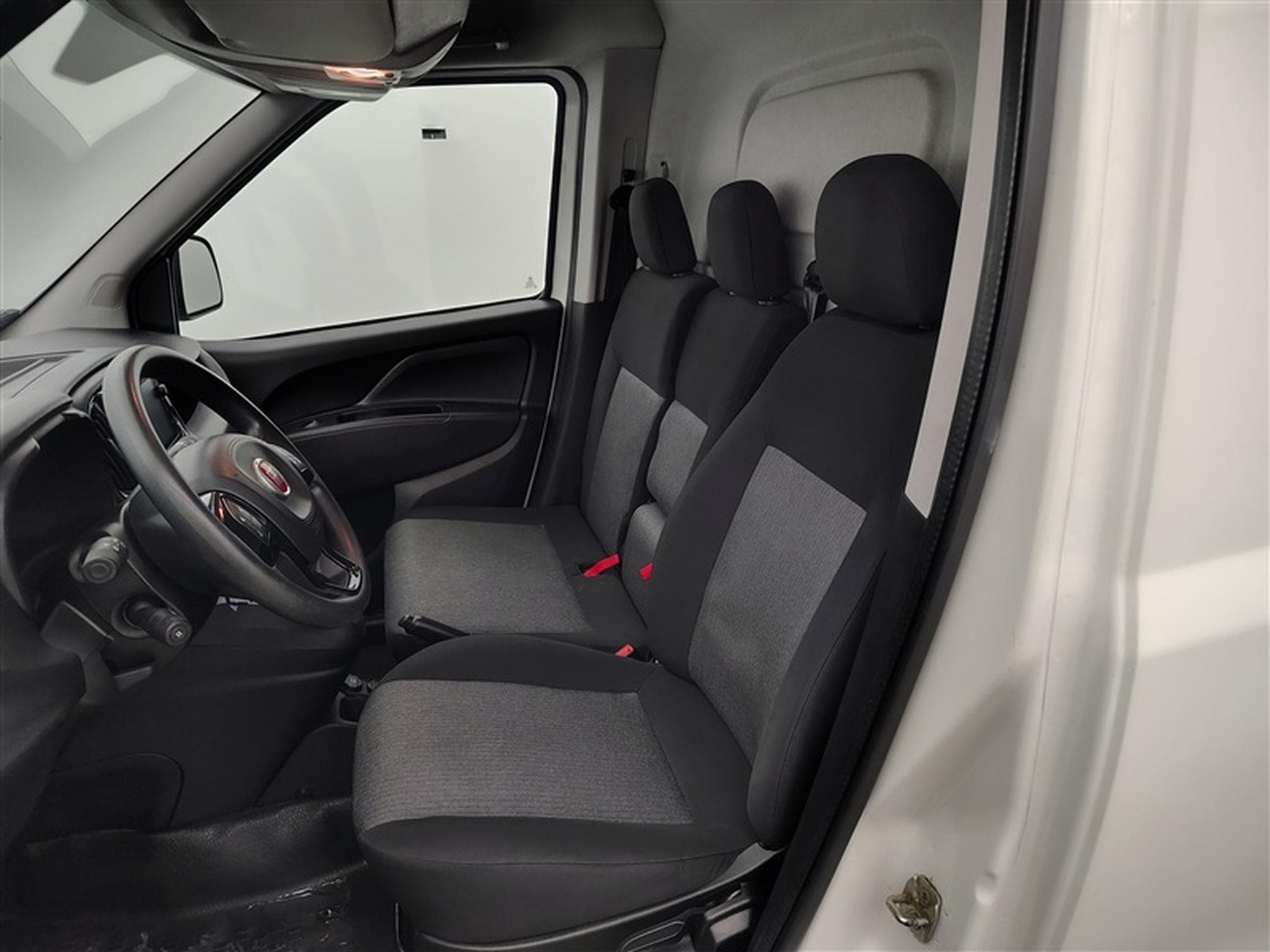 Fiat Doblo 1.6 MJET Cargo CLIM / CARPLAY (2023) - Foto 7
