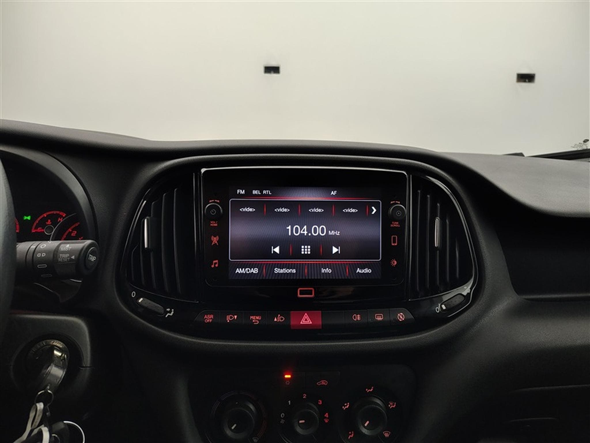 Fiat Doblo 1.6 MJET Cargo CLIM / CARPLAY (2023) - Foto 11