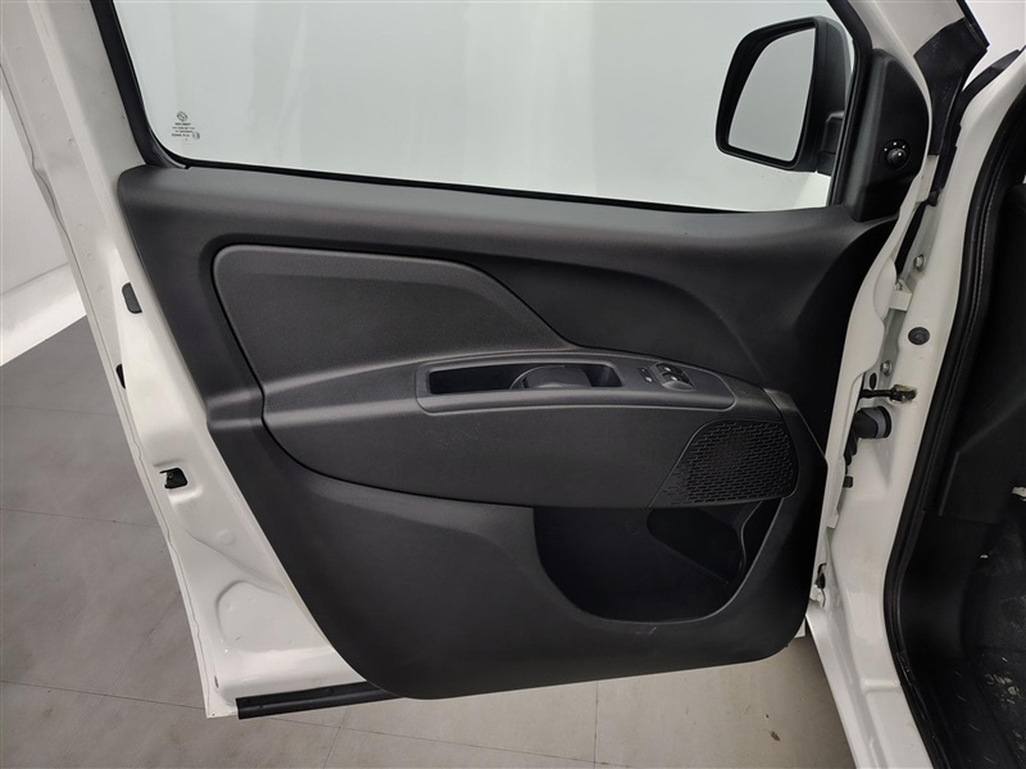 Fiat Doblo 1.6 MJET Cargo CLIM / CARPLAY (2023) - Foto 16