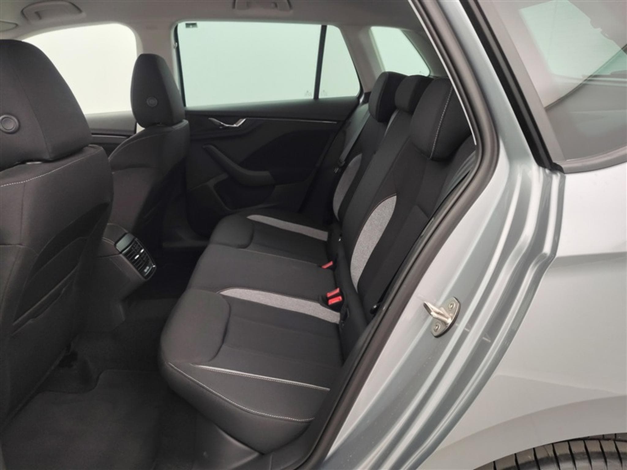Skoda Kamiq 1.0 TSI 115cv DSG Selection CARPLAY / FULL LED / CAMERA (2026) - Photo 14