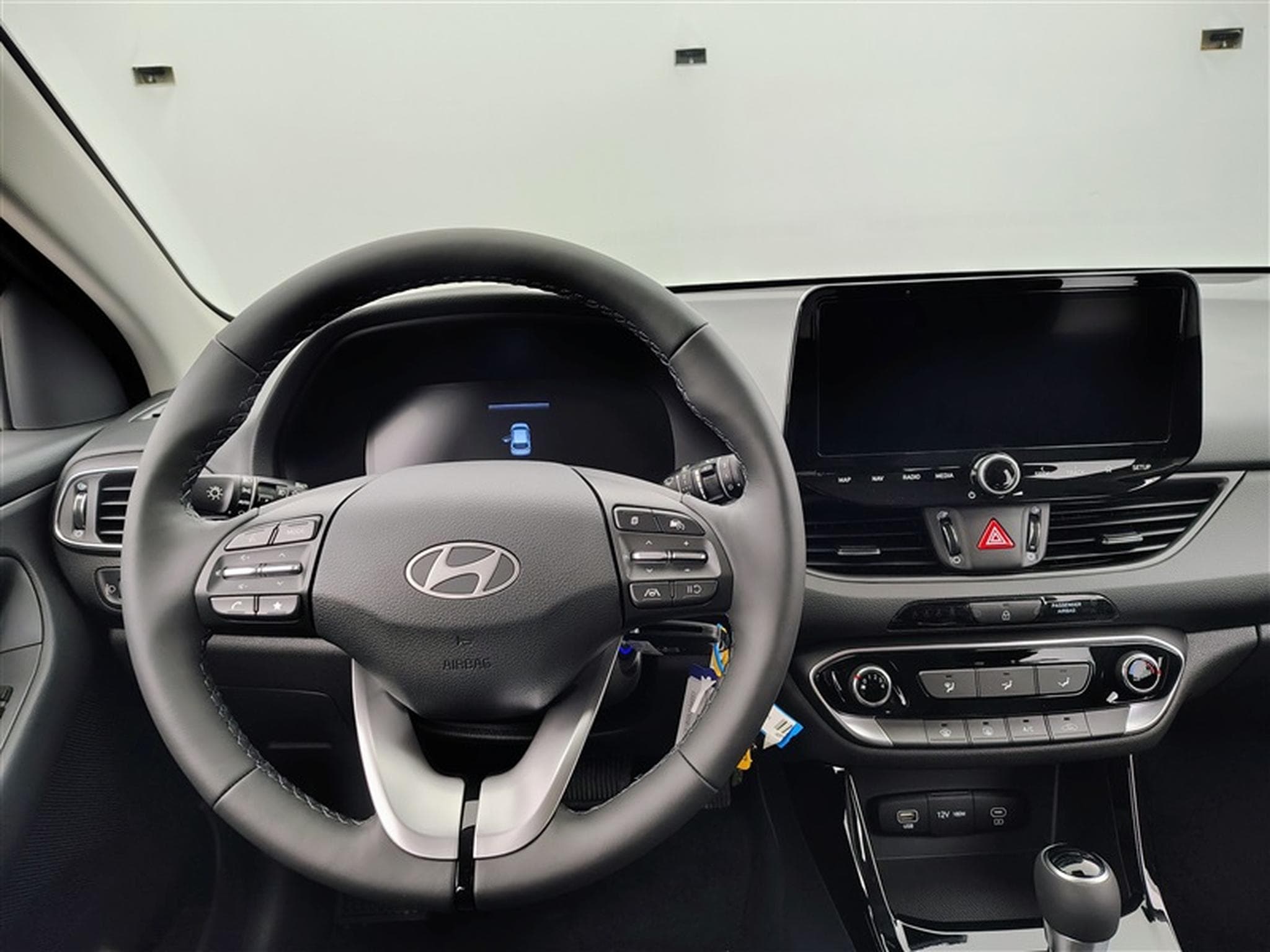Hyundai i30 Combi 1.0 T-GDi DCT Twist NAVI / FULL LED / CAMERA (2026) - Photo 9
