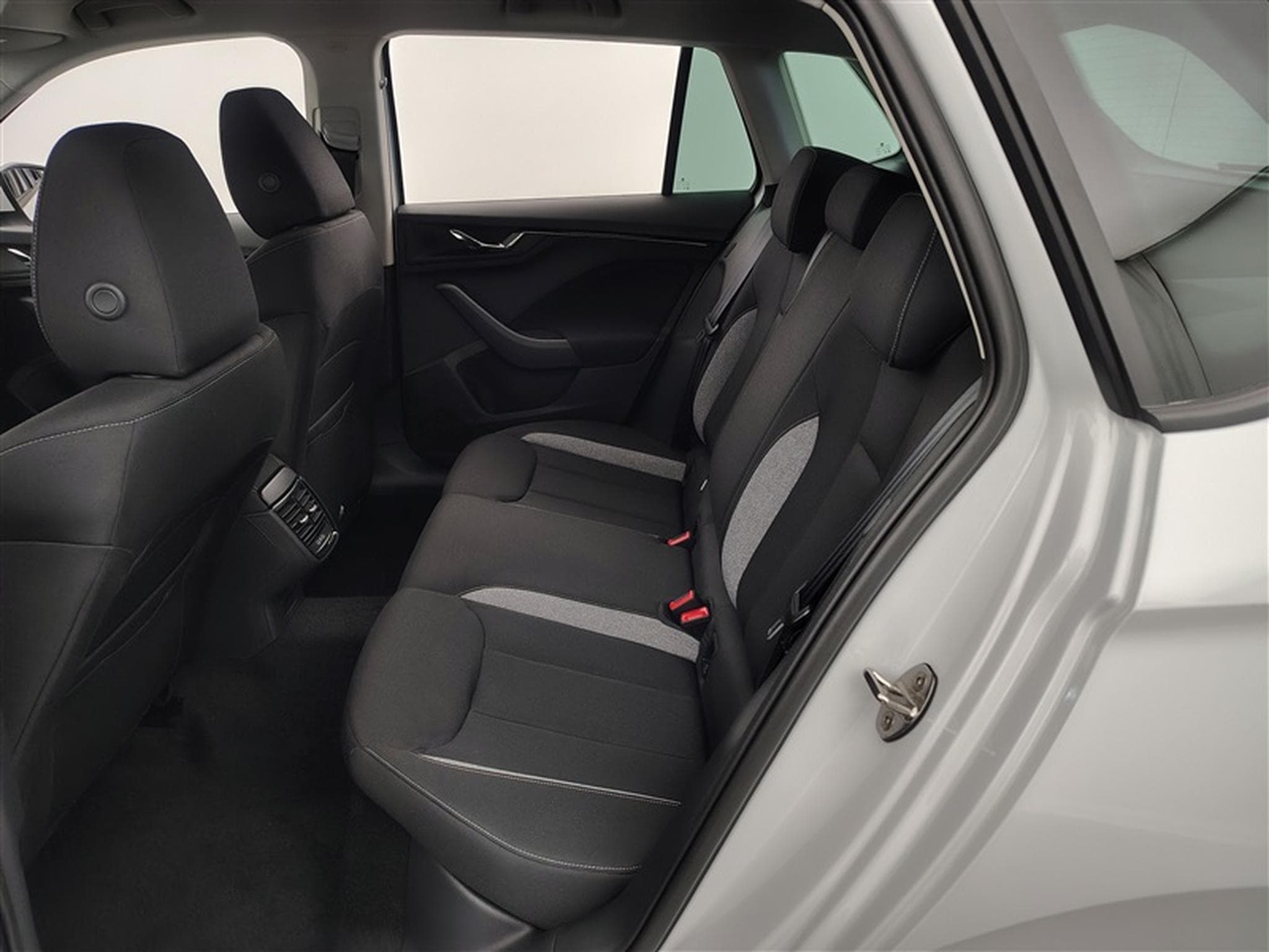 Skoda Kamiq 1.0 TSI 115cv DSG Selection CARPLAY / FULL LED / CAMERA (2026) - Photo 13