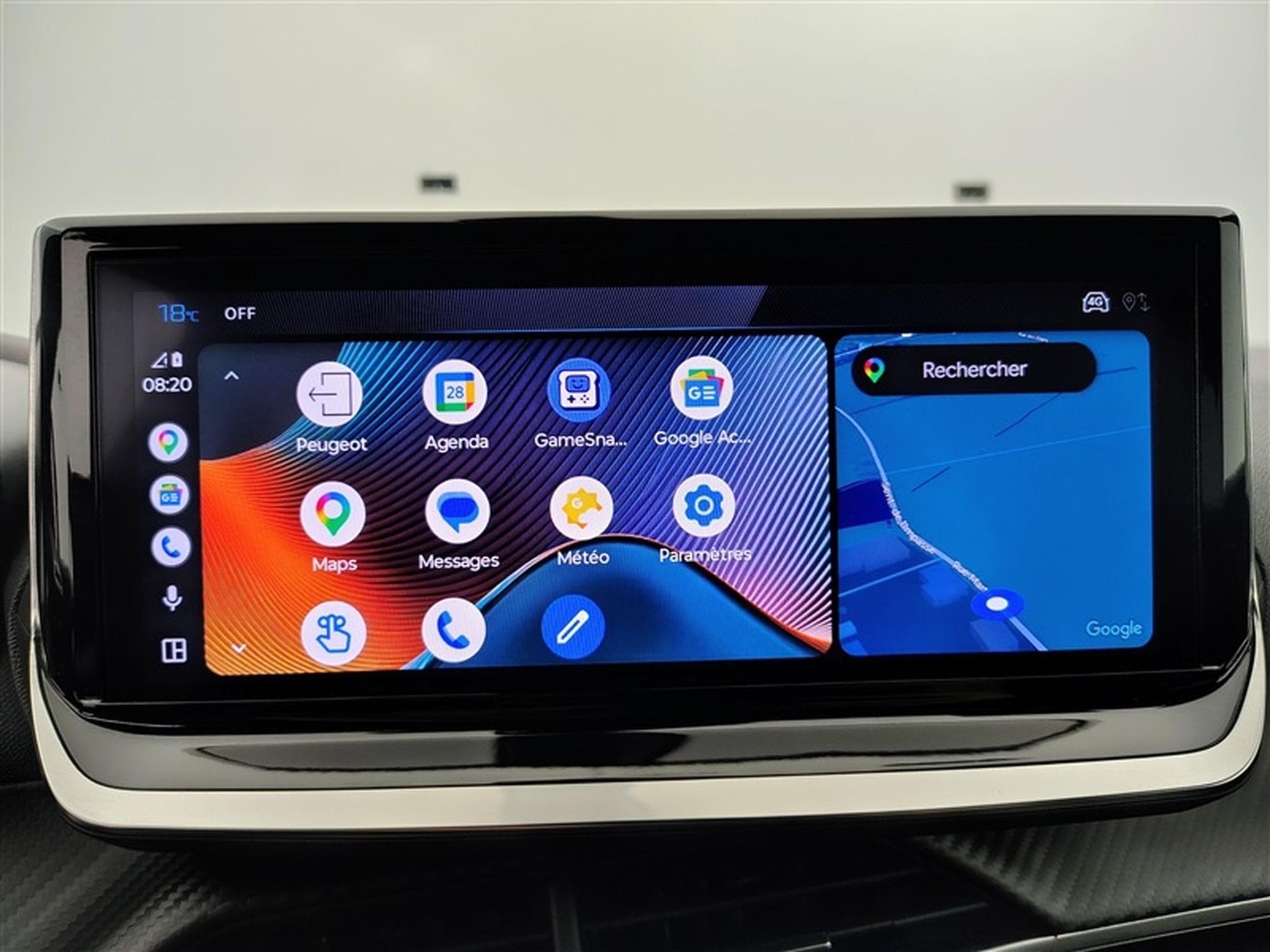 Peugeot 2008 1.2 PureTech Allure CARPLAY / FULL LED / PDC (2025) - Photo 20