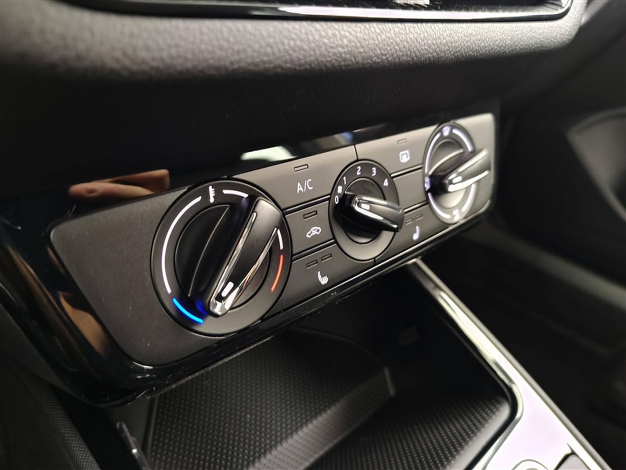Skoda Fabia 1.0i Selection CARPLAY / FULL LED / KEYLESS / PDC AR (2026) - Photo 19