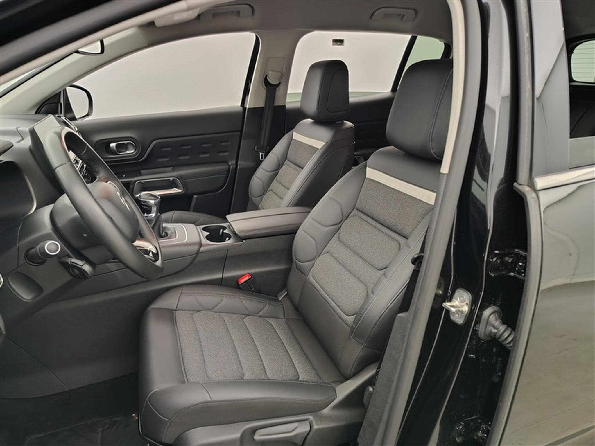 Citroën C5 Aircross 1.2 PureTech 130cv Plus NAVI / CARPLAY / CAMERA (2024) - Photo 7