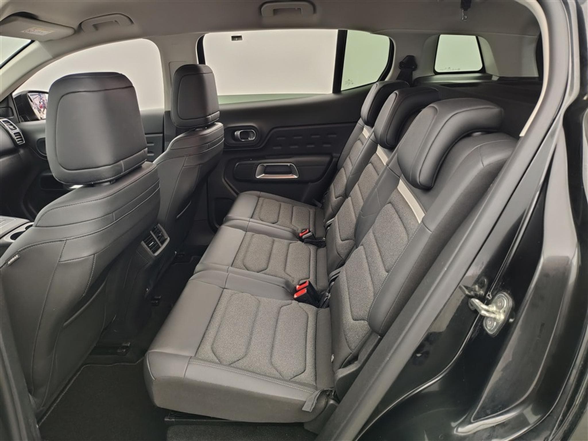 Citroën C5 Aircross 1.2 PureTech 130cv Plus NAVI / CARPLAY / CAMERA (2024) - Photo 13