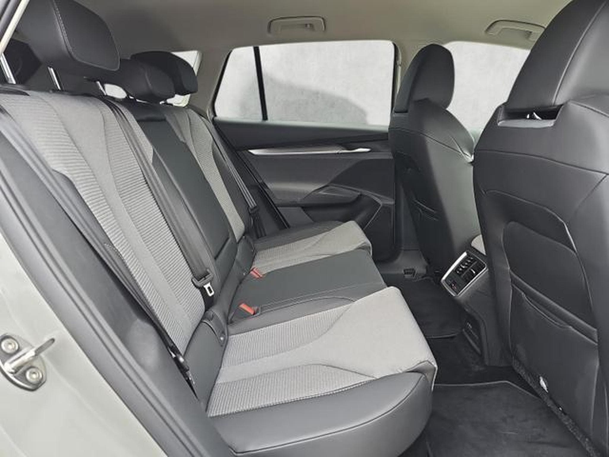 Skoda Enyaq 85 Lounge (2026) - Foto 13