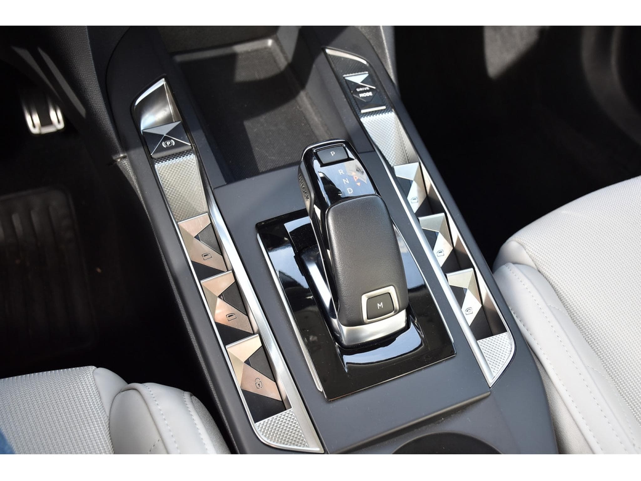 DS Automobiles DS3 1.2 PureTech EAT8 Rivoli CUIR GPS CAM LANE SIDE FOCAL 1°MAIN (2023) - Photo 21