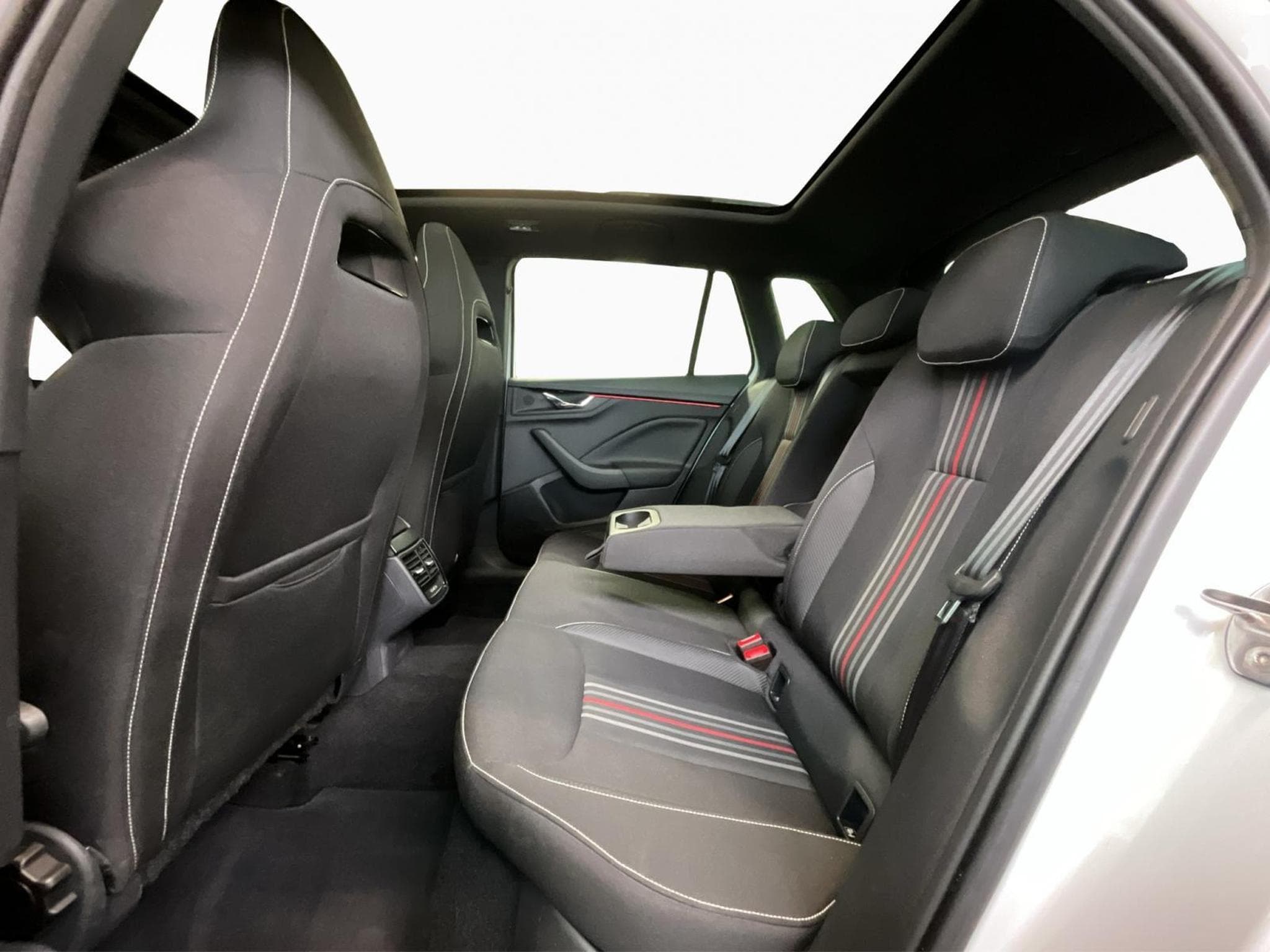 Skoda Kamiq Monte-Carlo+DSG+Pano+LED (2025) - Foto 16