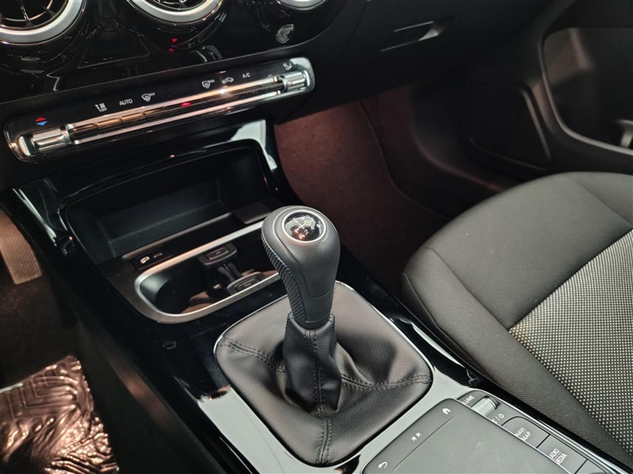 Mercedes CLA 180 180d Business Solution NAVI/FULL LED/JA16/PDC AV AR (2021) - Photo 12