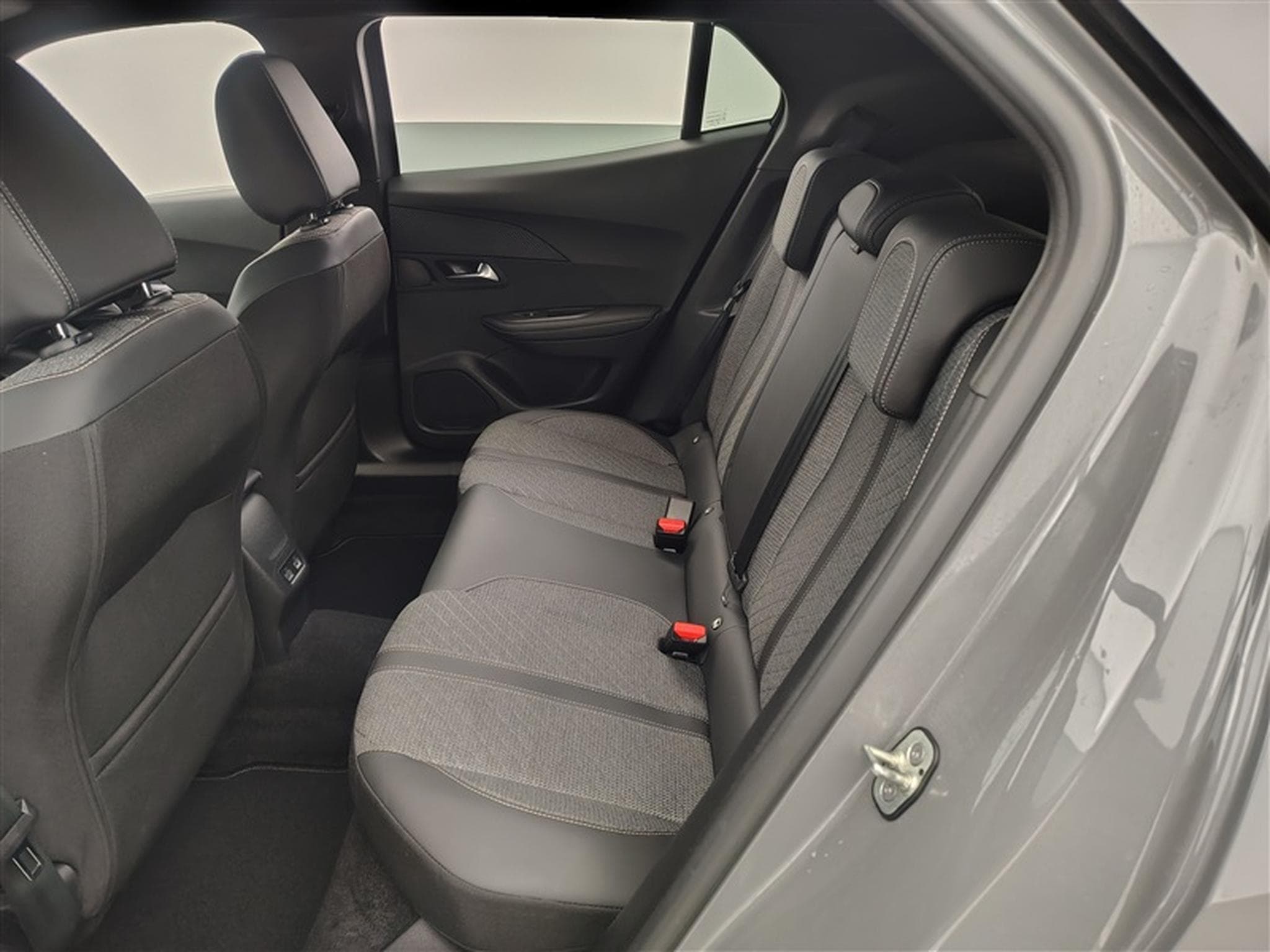 Peugeot 2008 1.2 PureTech 130Cv EAT8 Allure NAVI / CARPLAY / S-CUIR (2024) - Foto 13