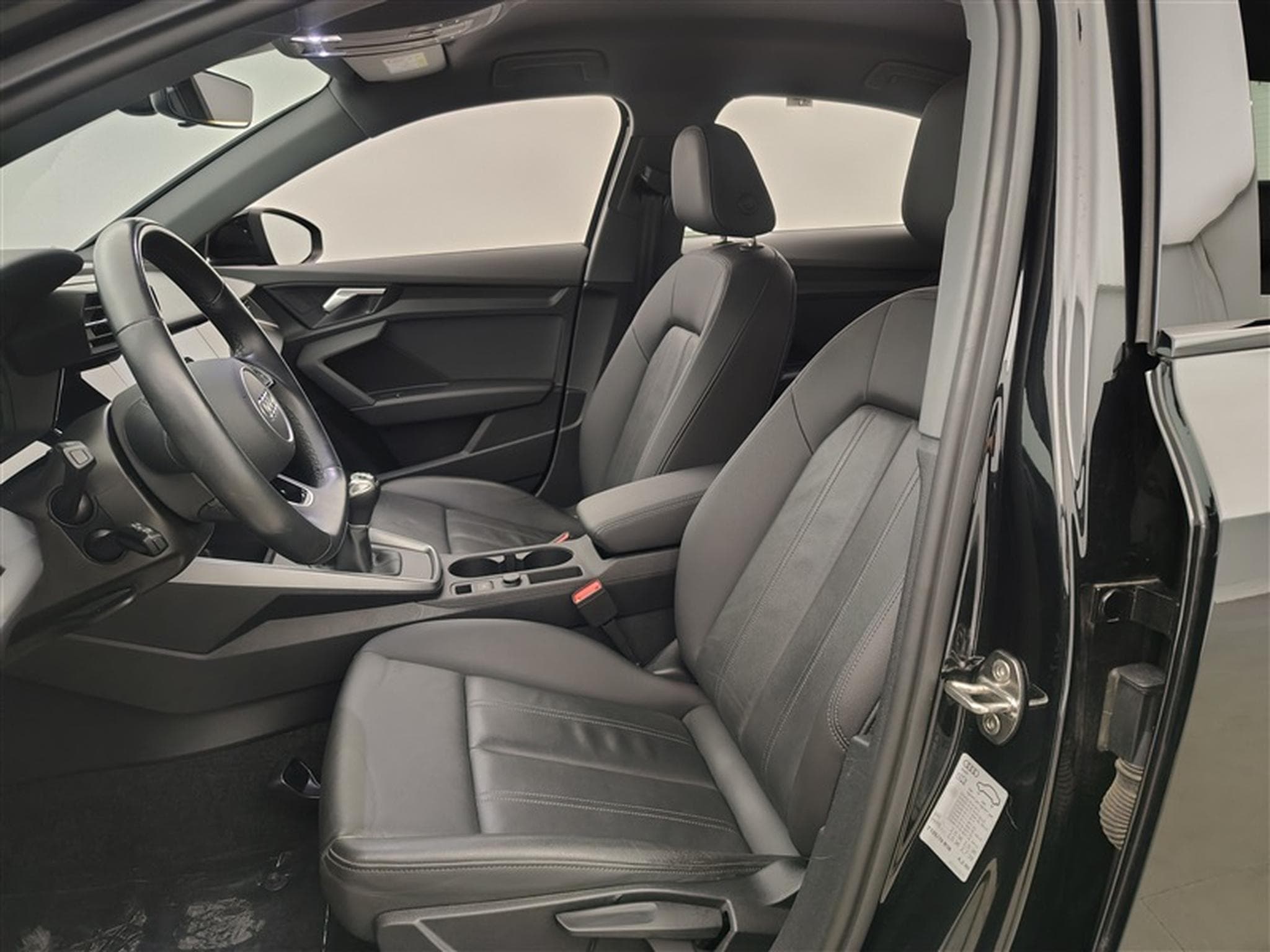 Audi A3 30 TFSI S-Line S tronic  Cuir / Navi Cockpit / Led (2023) - Foto 7