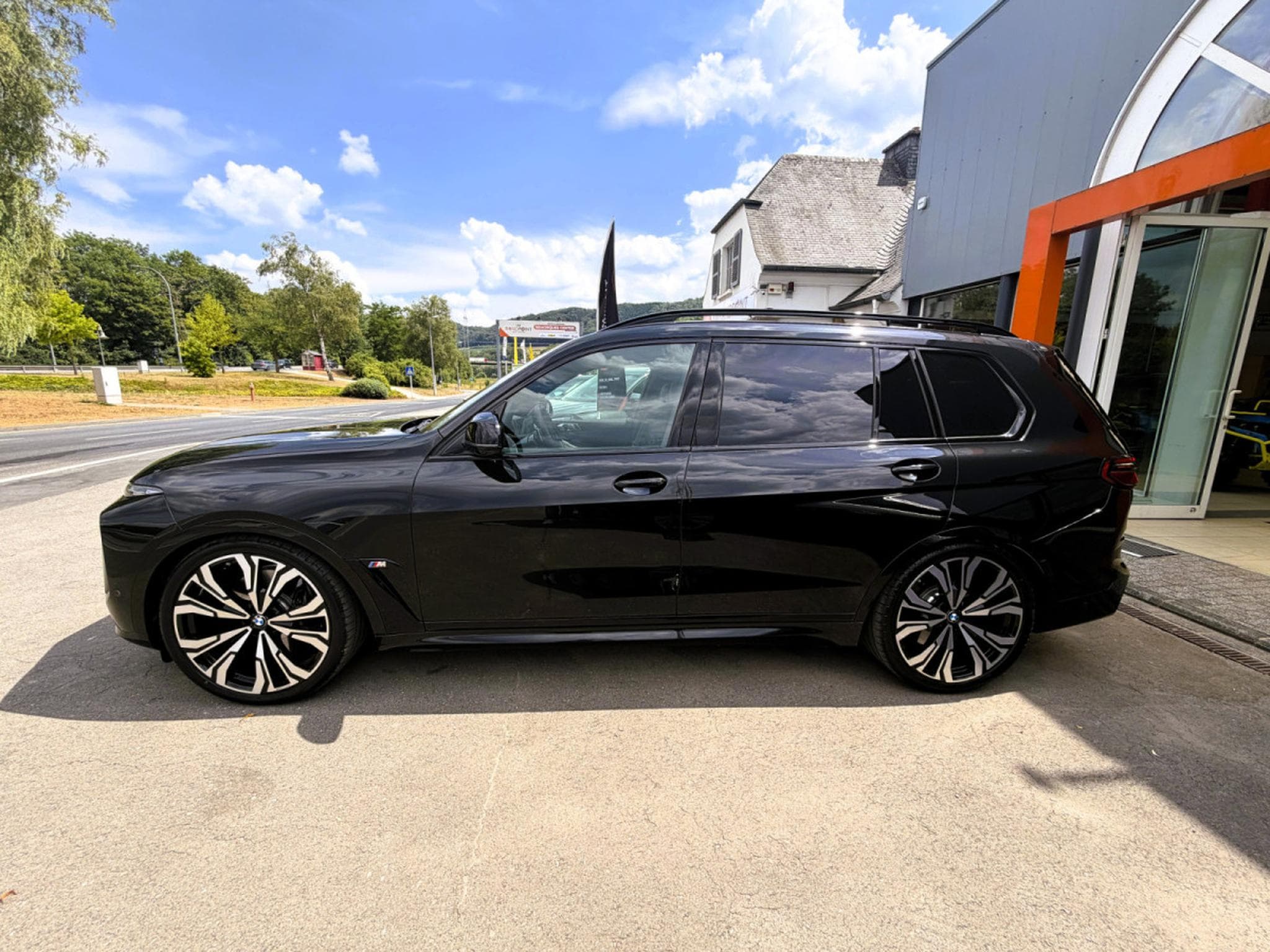 BMW X7 M60i FULL SKY LOUNGE, B&W, 23" PPF, KRISTALL ICONIC GLOW (2025) - Foto 5