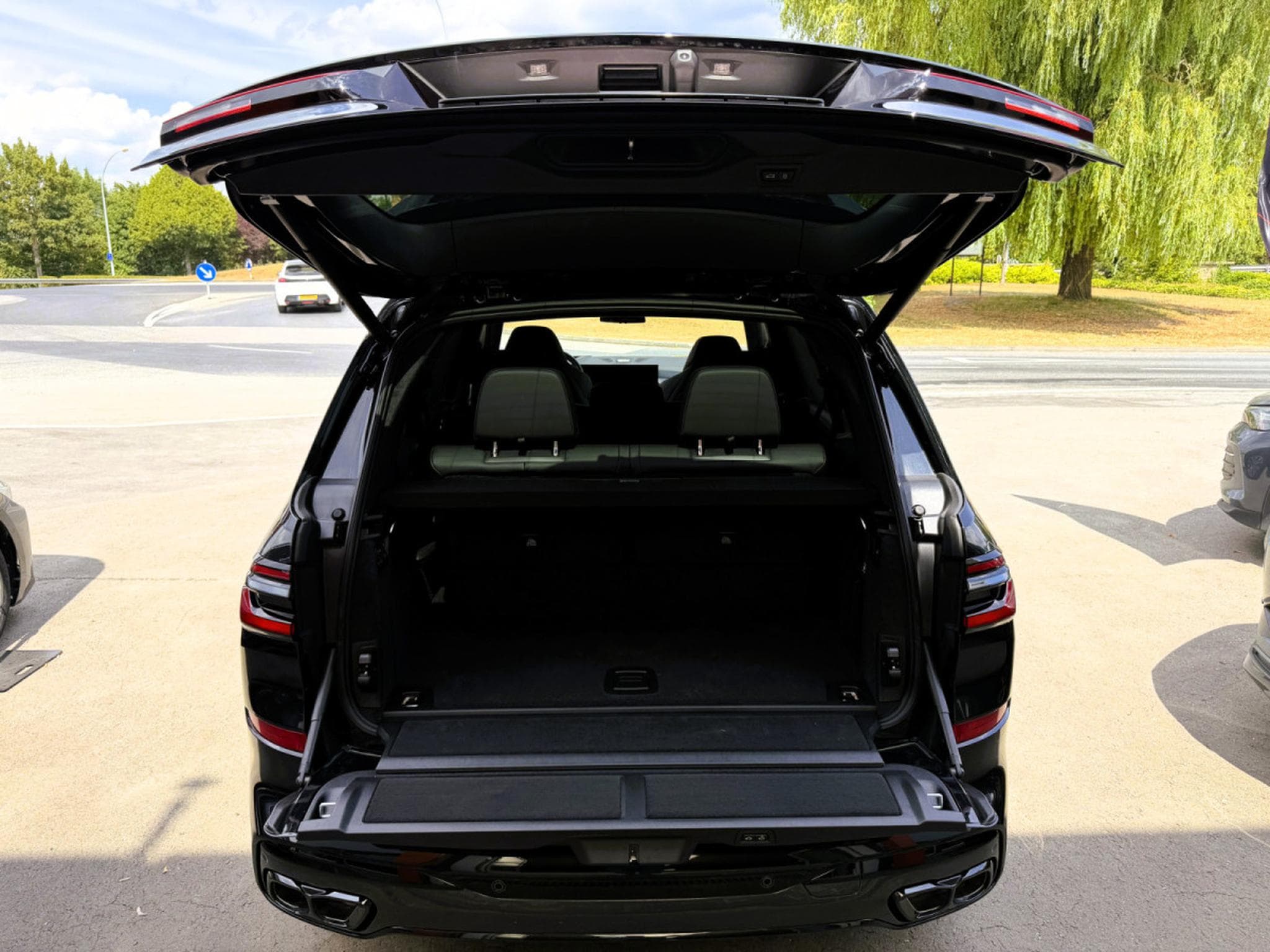 BMW X7 M60i FULL SKY LOUNGE, B&W, 23" PPF, KRISTALL ICONIC GLOW (2025) - Foto 9