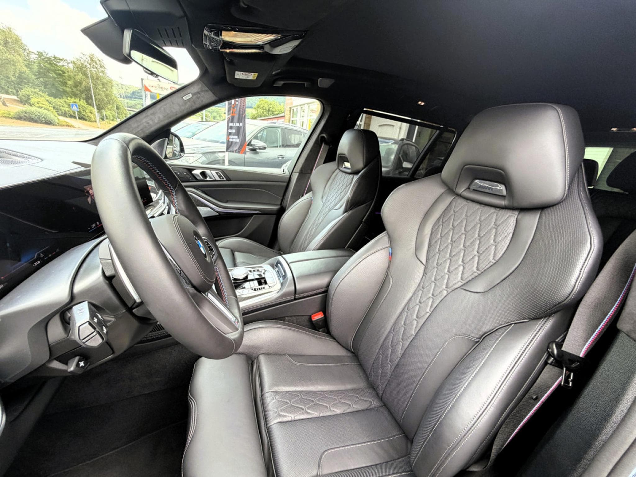 BMW X7 M60i FULL SKY LOUNGE, B&W, 23" PPF, KRISTALL ICONIC GLOW (2025) - Foto 12