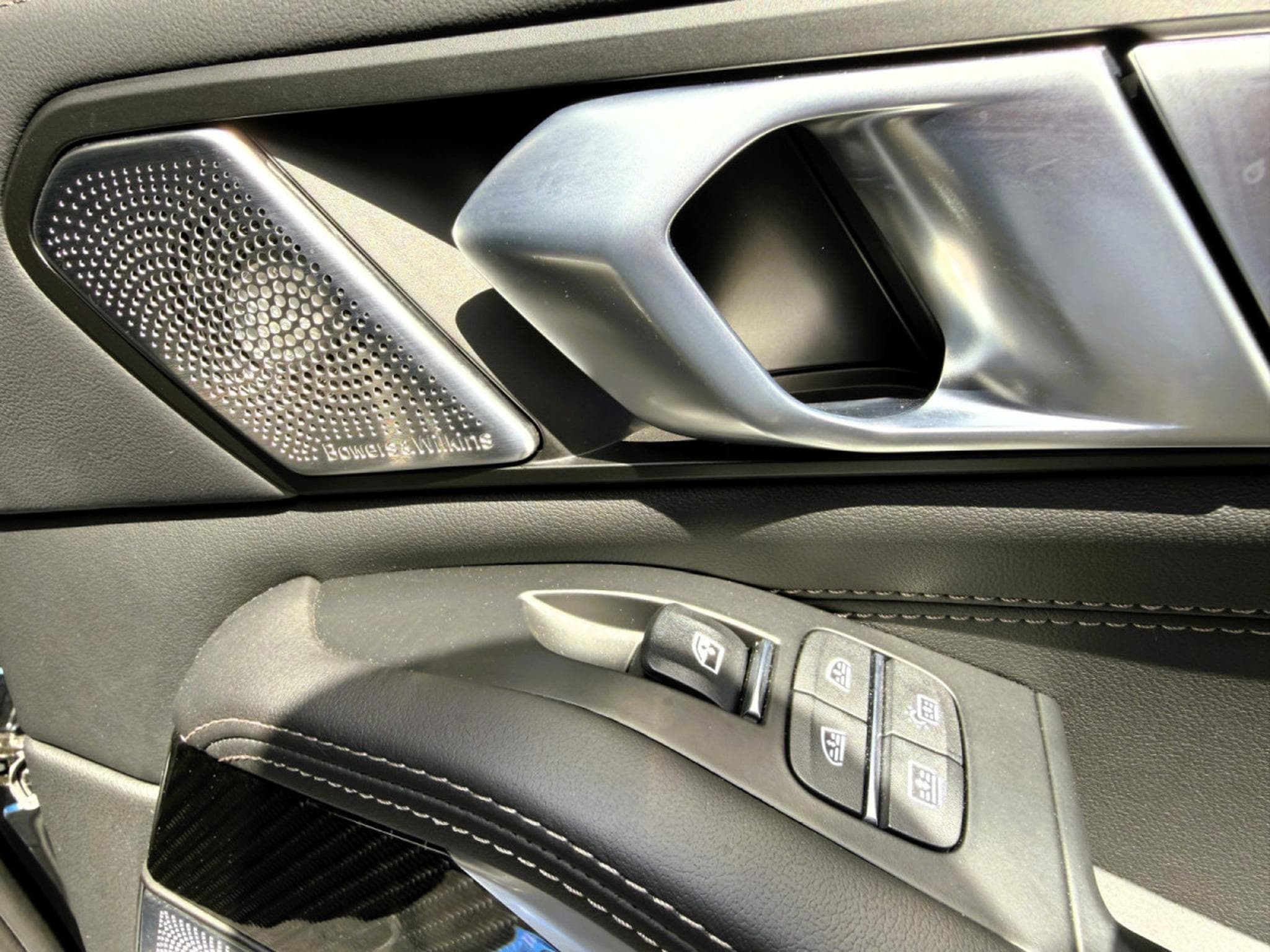 BMW X7 M60i FULL SKY LOUNGE, B&W, 23" PPF, KRISTALL ICONIC GLOW (2025) - Foto 20