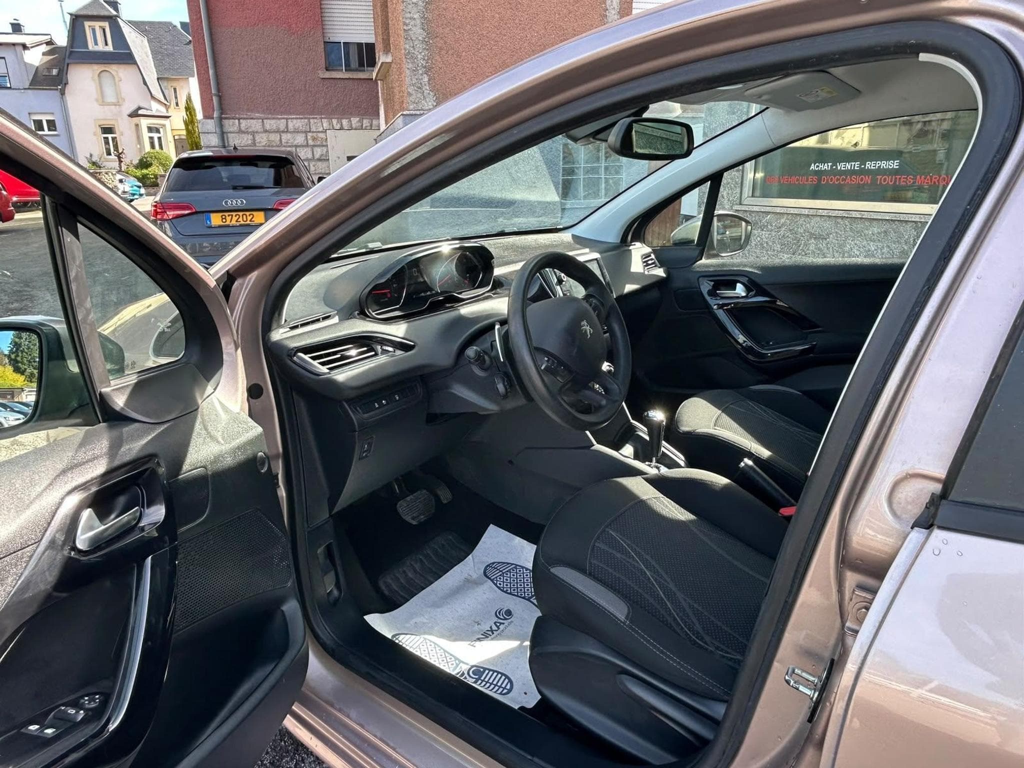 Peugeot 208 1.2 AUTOMATIQUE 5 PORTES (2014) - Photo 9