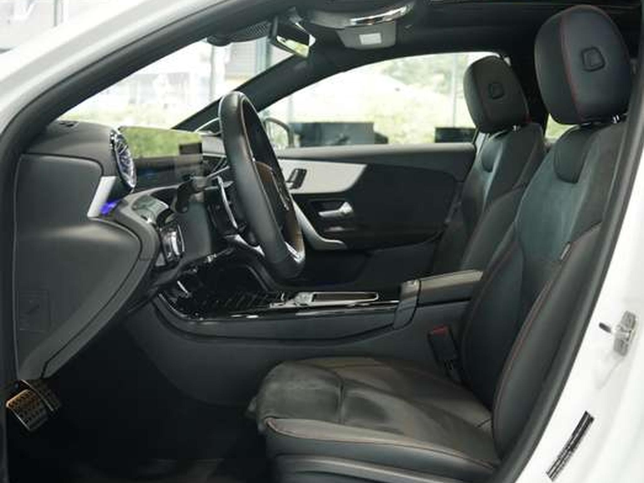 Mercedes A 35 AMG 4M Limousine *1.H *Memory *Pano *Night (2025) - Photo 24