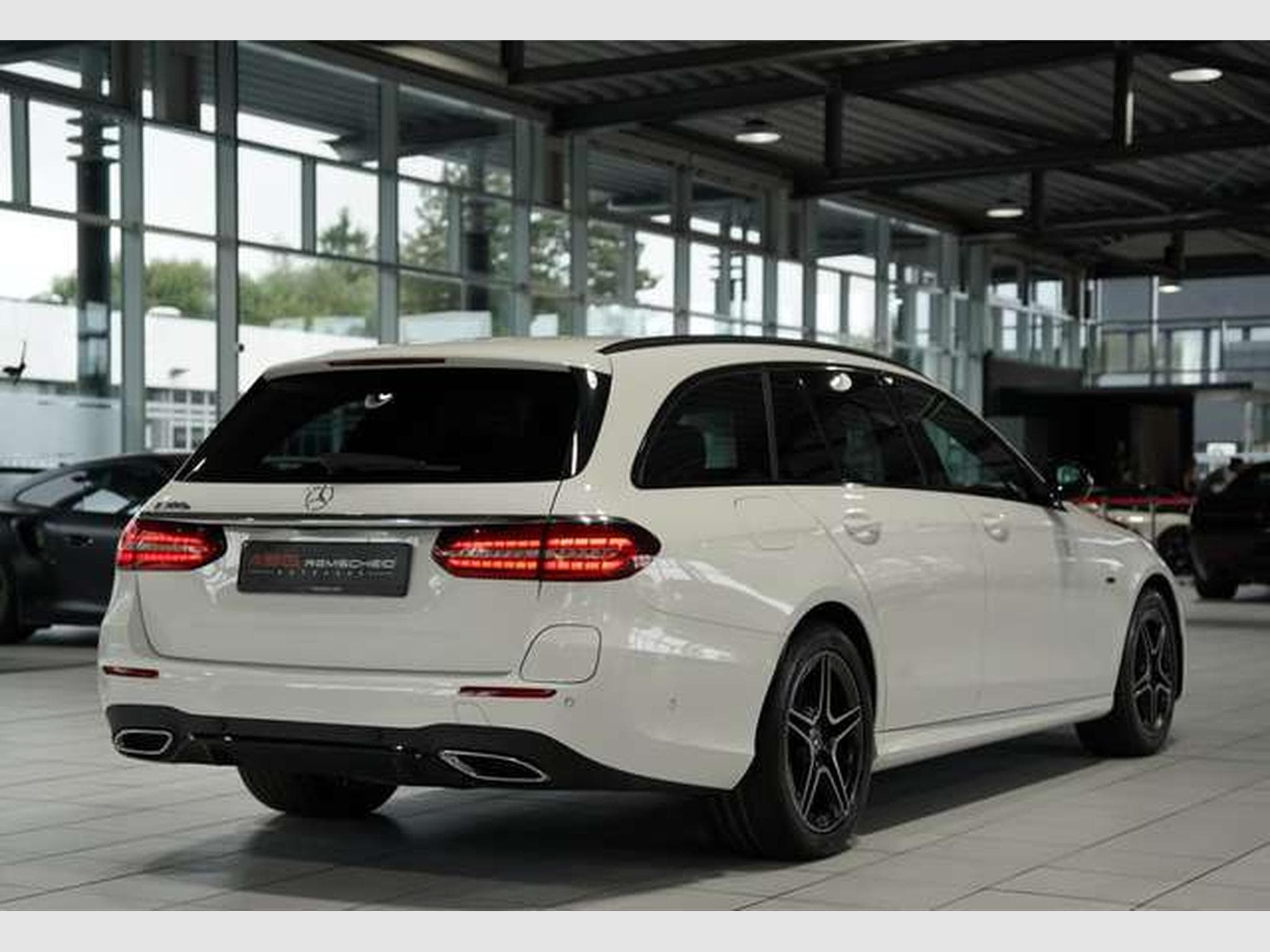 Mercedes E 300 e T AMG Line *Pano *BURM *Night (2021) - Photo 7