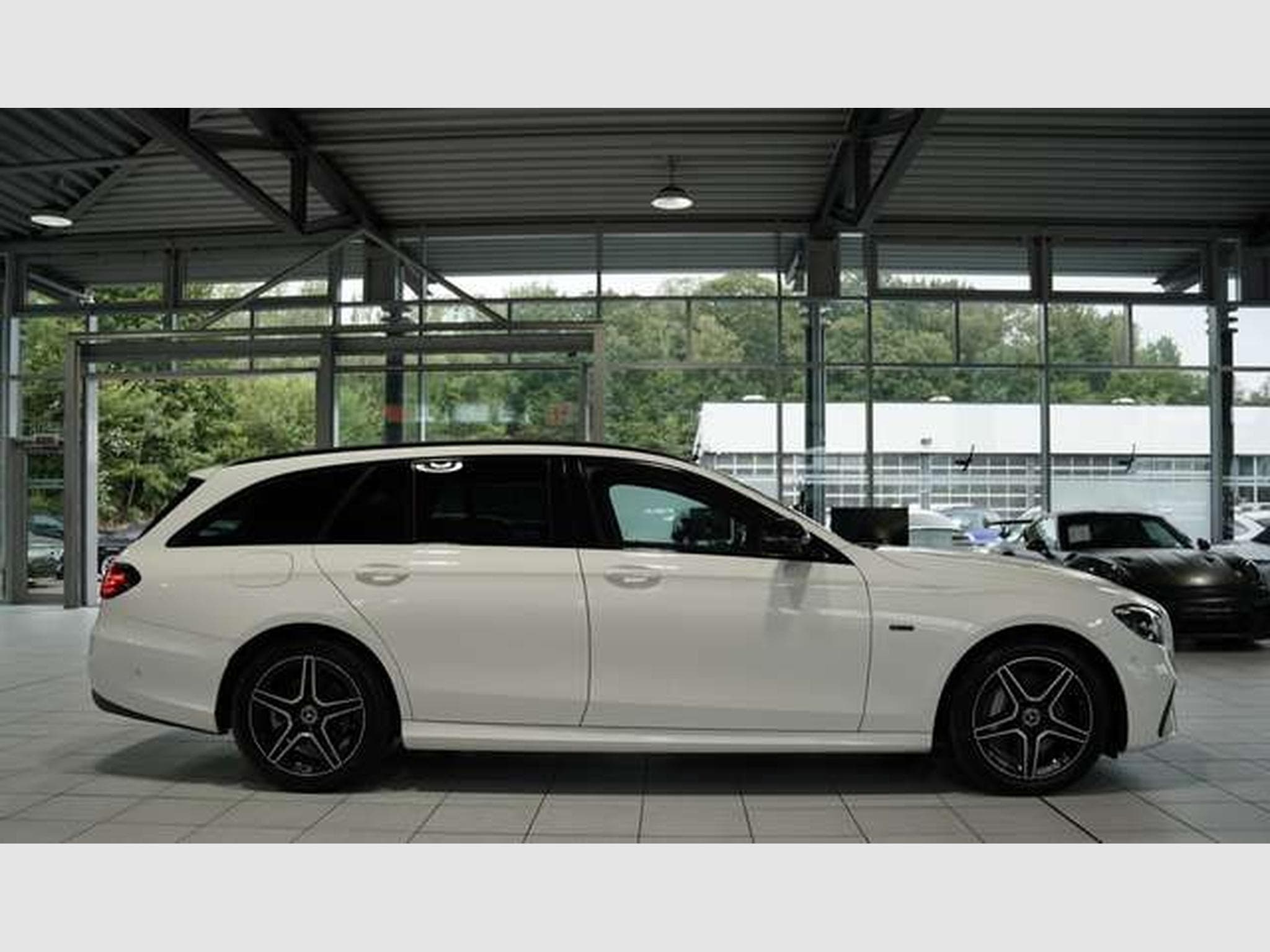 Mercedes E 300 e T AMG Line *Pano *BURM *Night (2021) - Photo 6