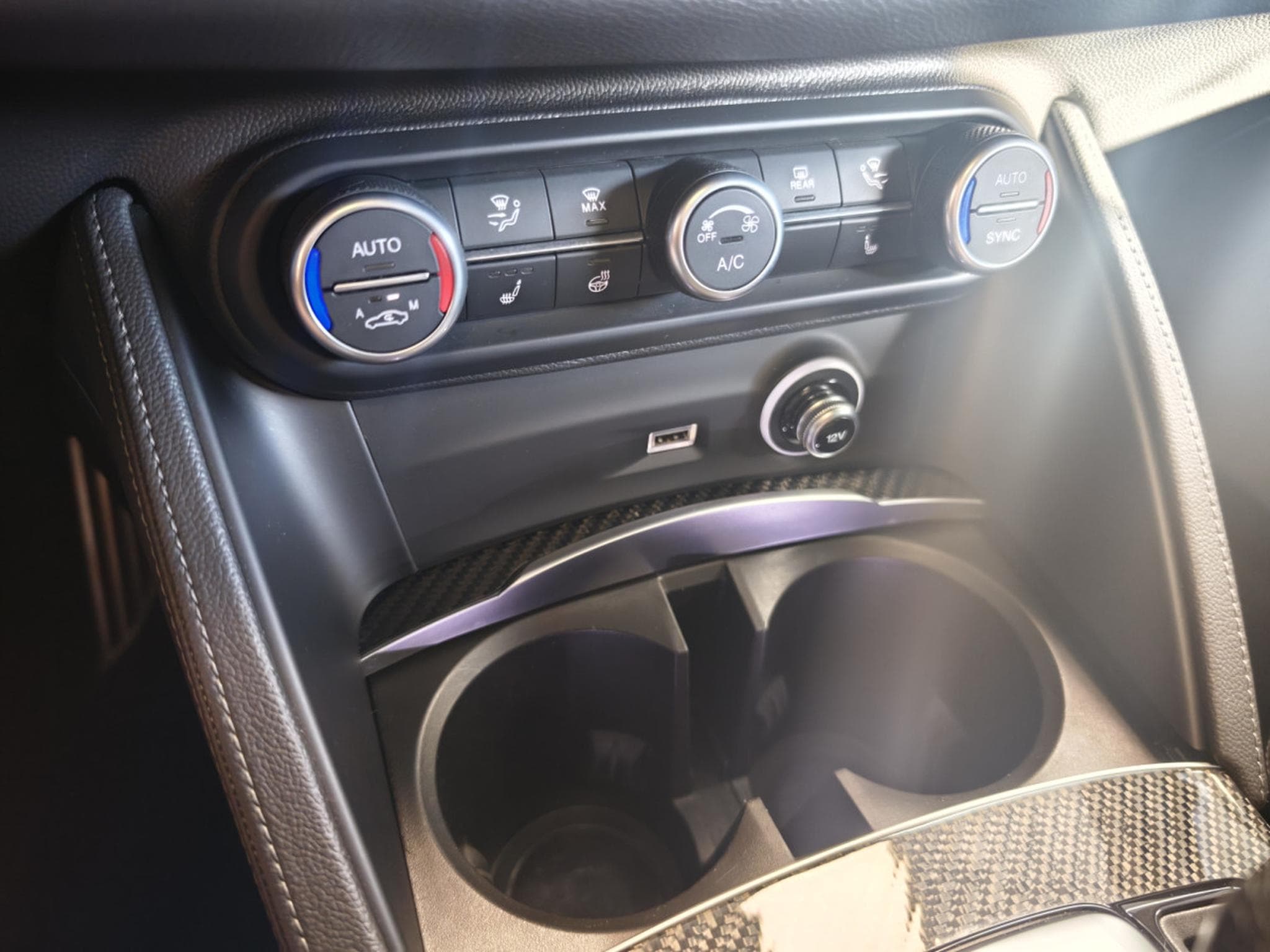 Alfa-Romeo Stelvio V6 2.9 Bi-Turbo AT8-Q4 (2023) - Photo 24