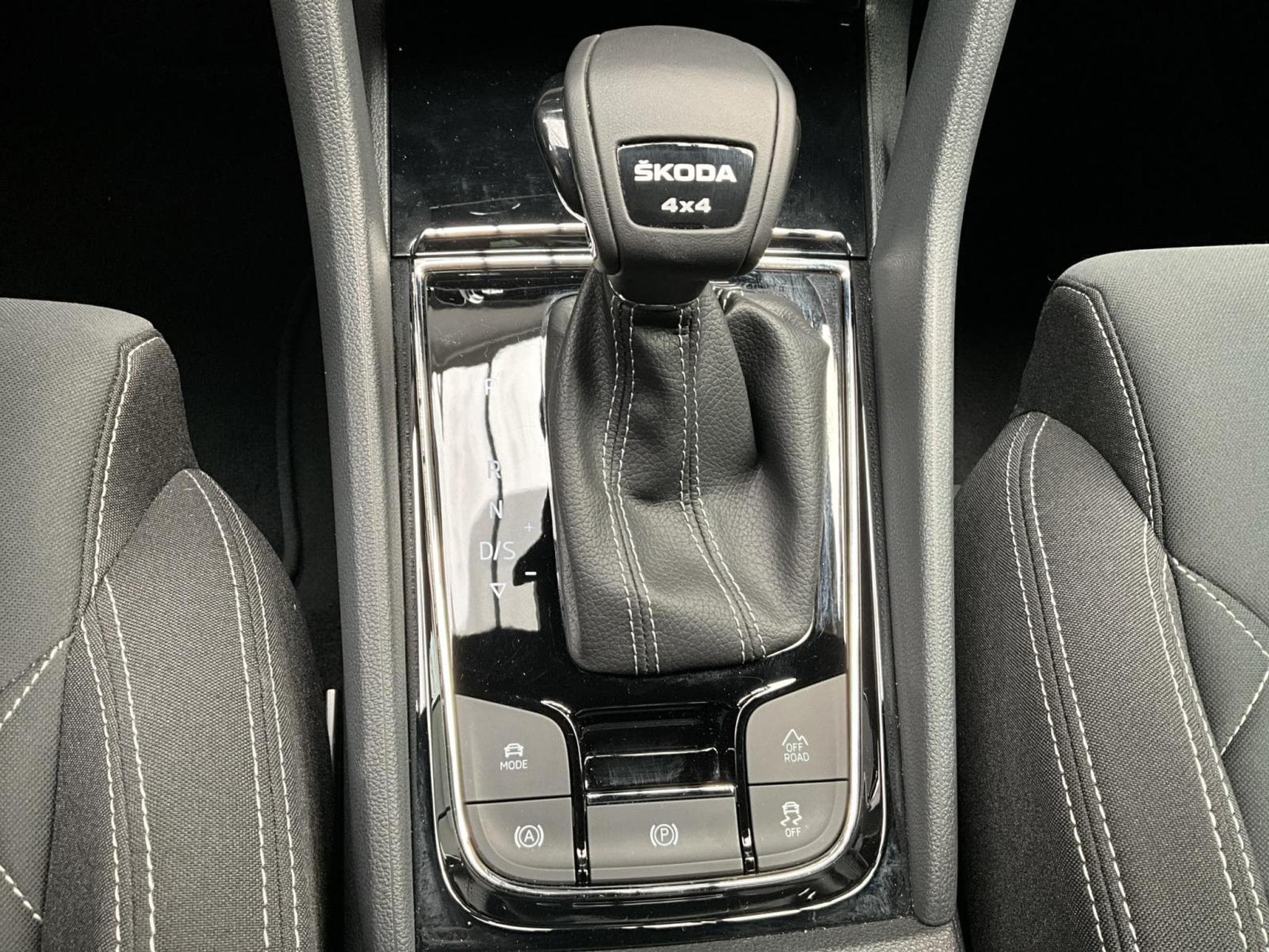 Skoda Karoq Sportline+DSG+4x4+P.Travel+StandH.+P.Performance+Canton (2024) - Photo 12