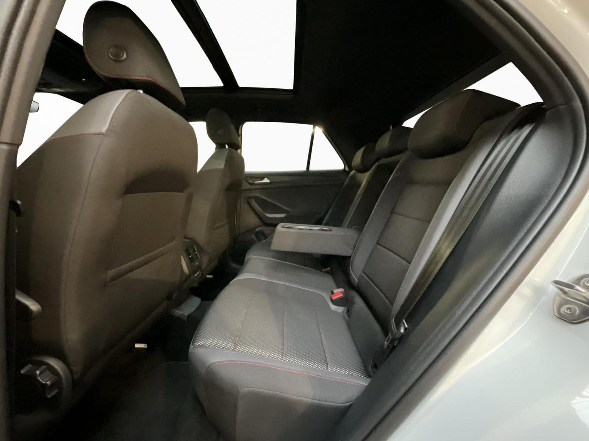 VW T-Roc Sport+DSG+Pano+LM17+P.Travel+P.Sport+P.Confort+Keyless (2021) - Photo 16