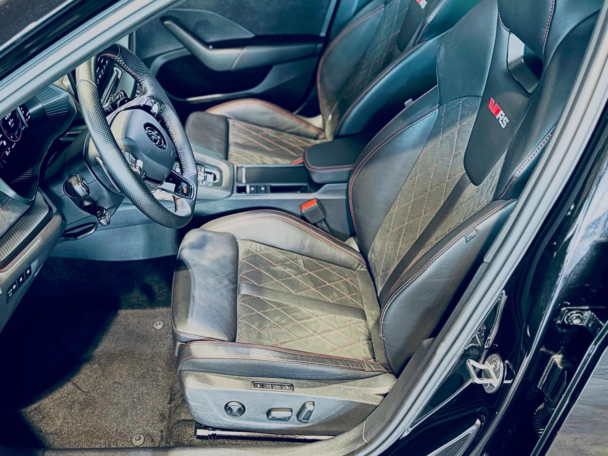 Skoda Octavia OCTAVIA RS BREAK TSI DSG (2022) - Photo 6