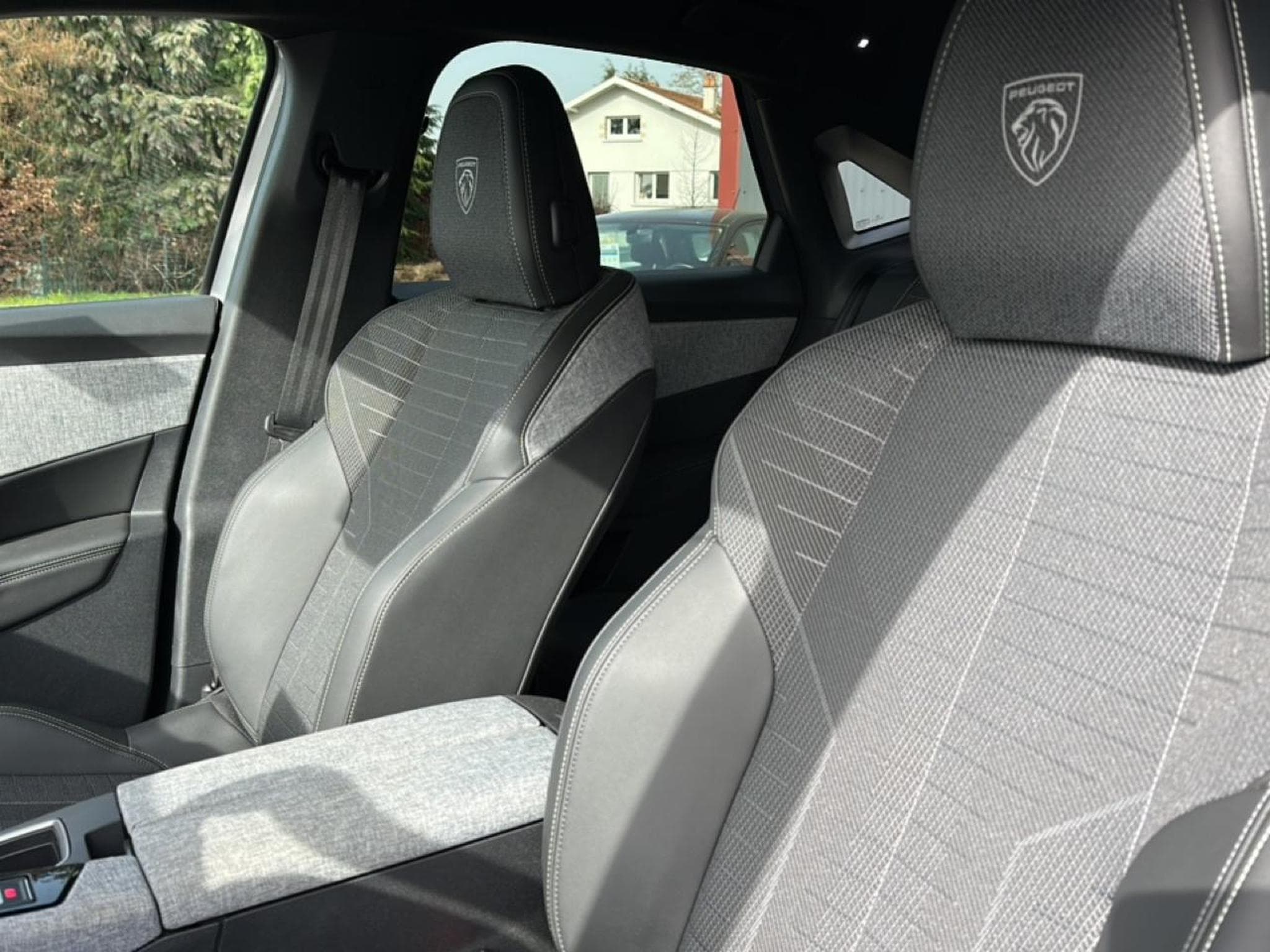 Peugeot 3008 1.2 HYBRID 145 GT E-DCS6 (2025) - Photo 14