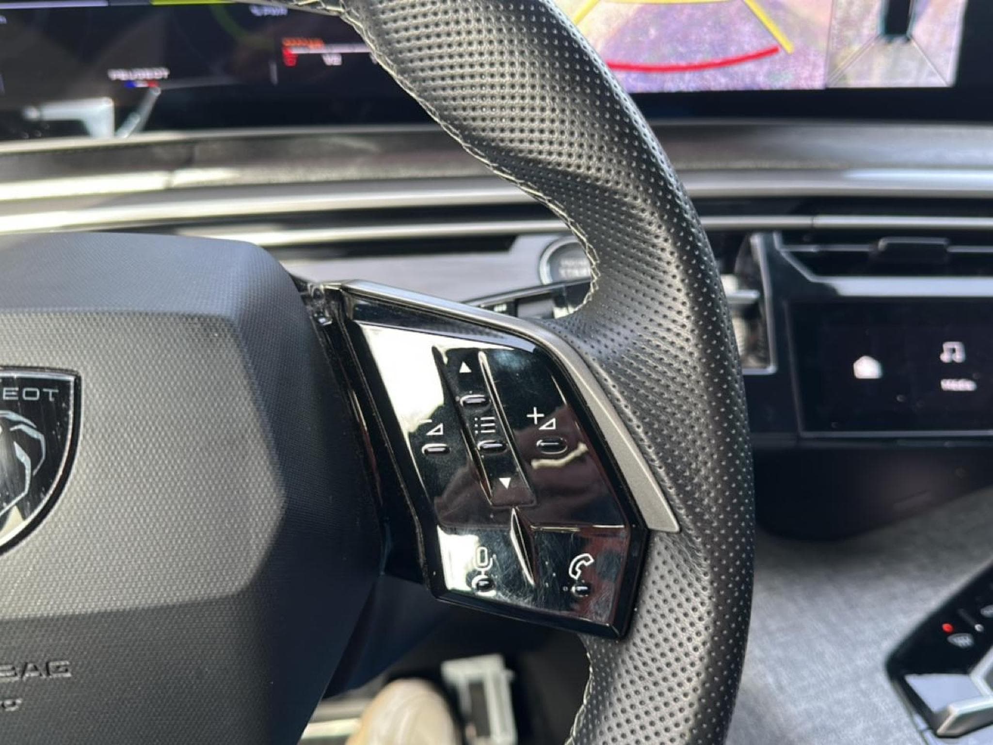 Peugeot 3008 1.2 HYBRID 145 GT E-DCS6 (2025) - Photo 19