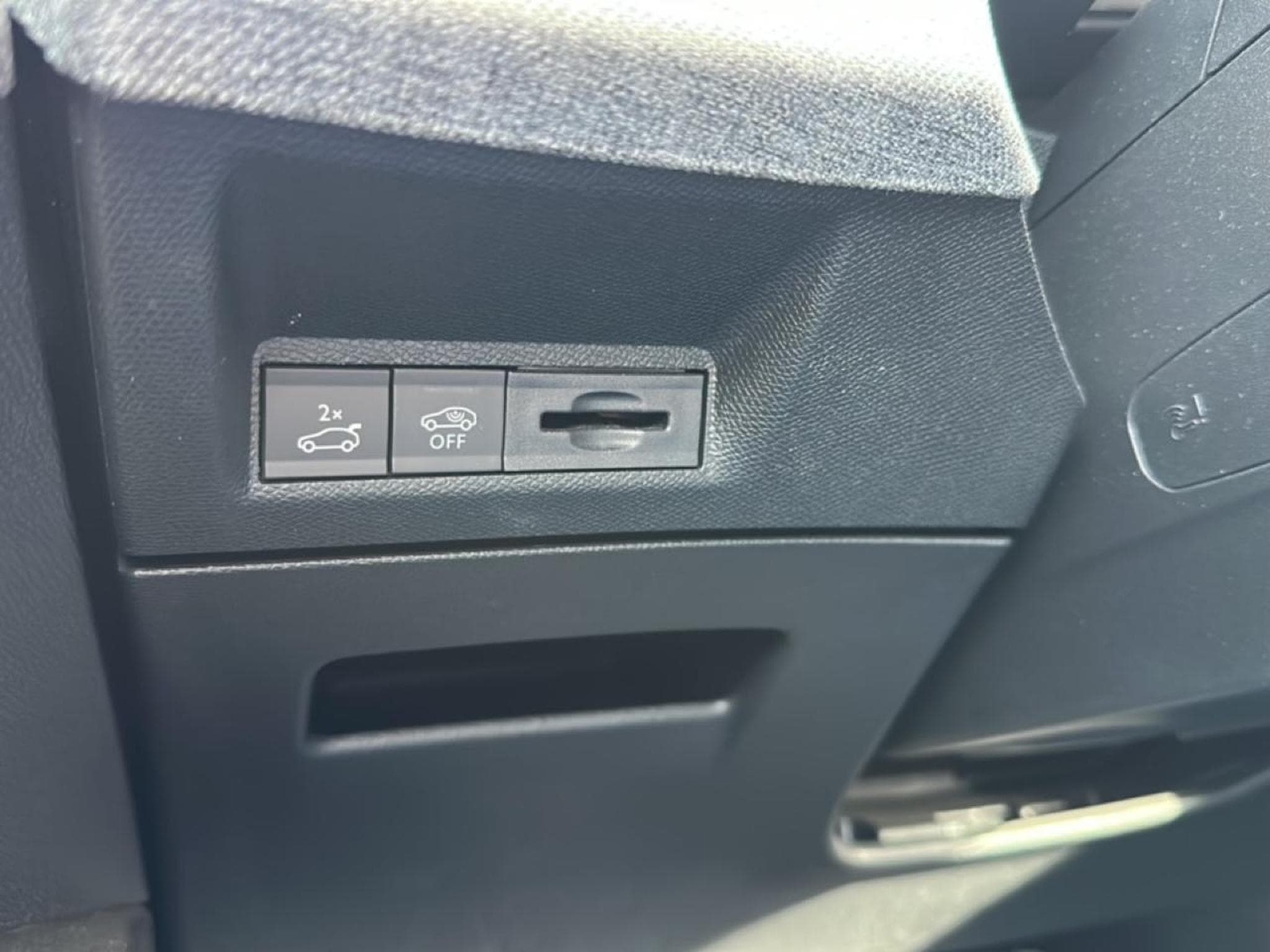 Peugeot 3008 1.2 HYBRID 145 GT E-DCS6 (2025) - Photo 22