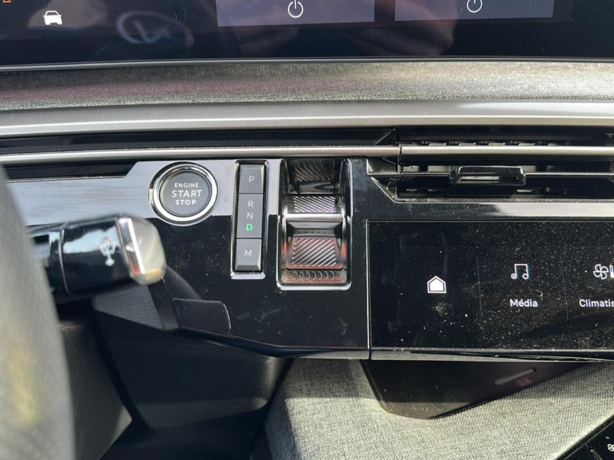Peugeot 3008 1.2 HYBRID 145 GT E-DCS6 (2025) - Photo 26