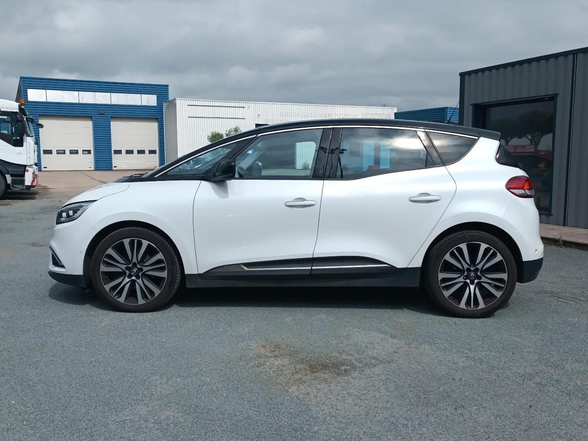 Renault Scenic 1.6 DCI 160 INITIALE PARIS EDC (2017) - Photo 33