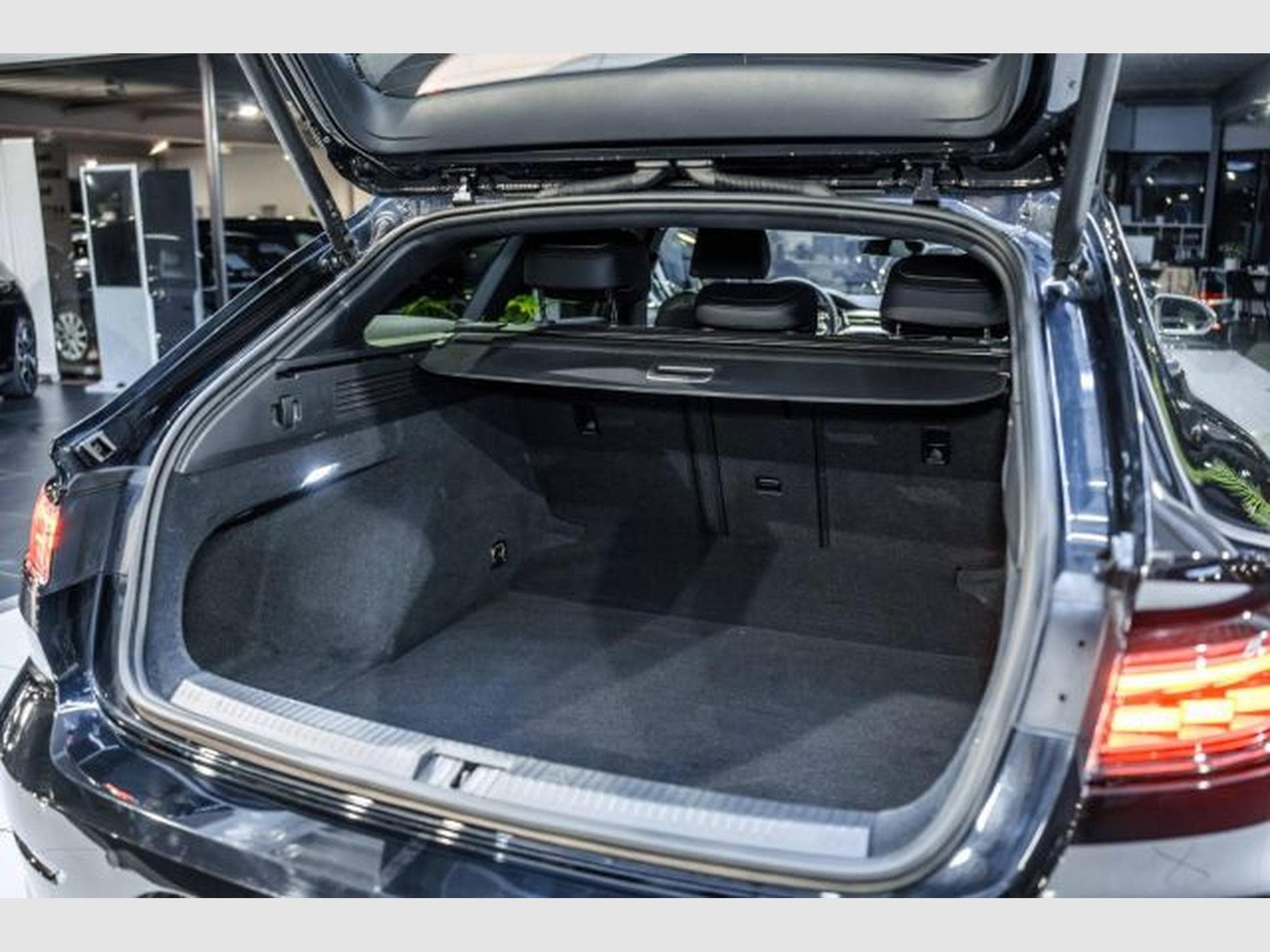 VW Arteon Arteon Shooting Brake 2.0 TDI DSG R-Line NAVI (2023) - Photo 14