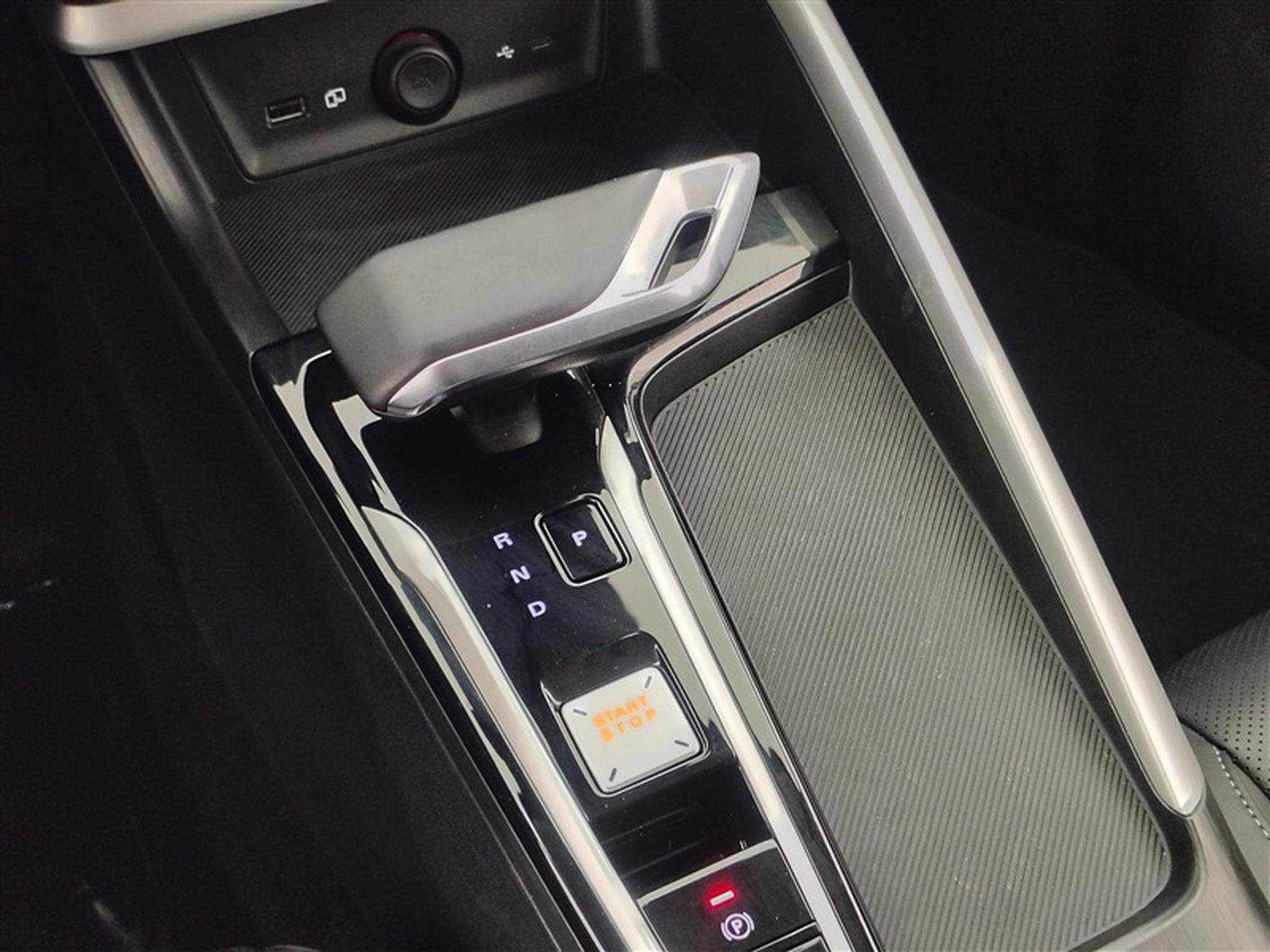 MG ZS 1.5 Hybrid+ Luxury NAVI / FULL LED / CUIR / CAMERA / JA 17" (2025) - Photo 12