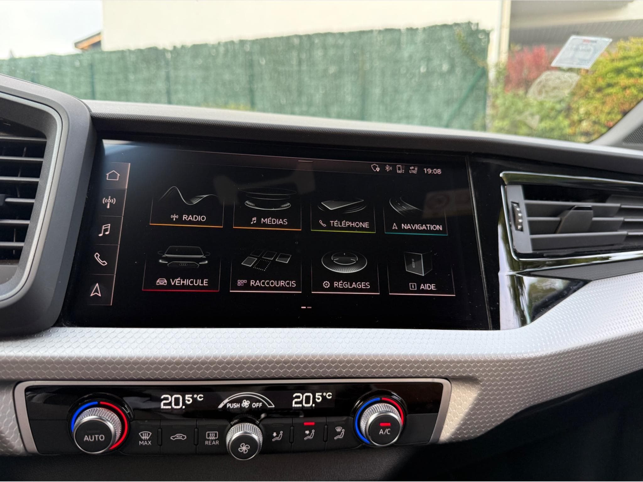 Audi A1 Sportback rouge - intérieur S line (2019) - Photo 7