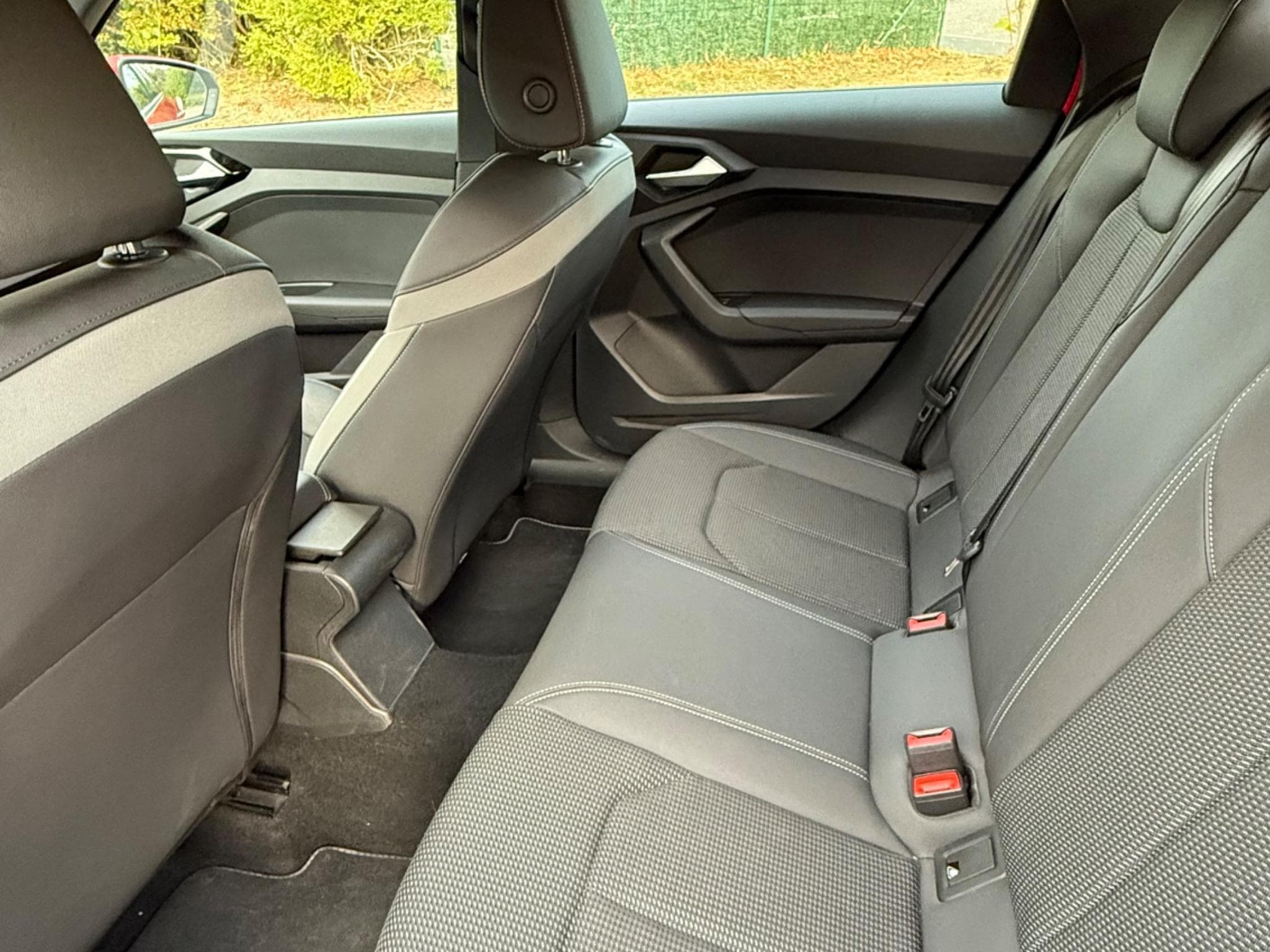 Audi A1 Sportback rouge - intérieur S line (2019) - Photo 10