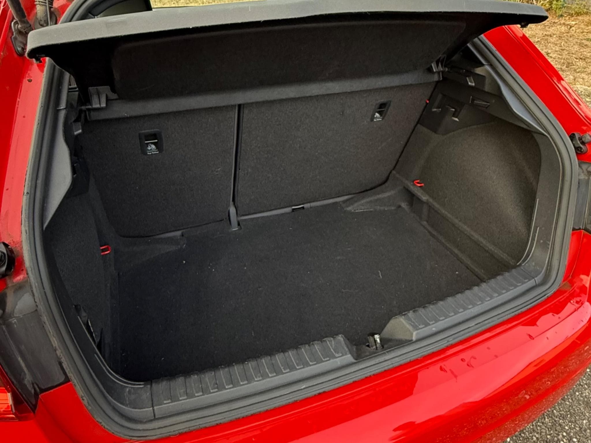 Audi A1 Sportback rouge - intérieur S line (2019) - Photo 11