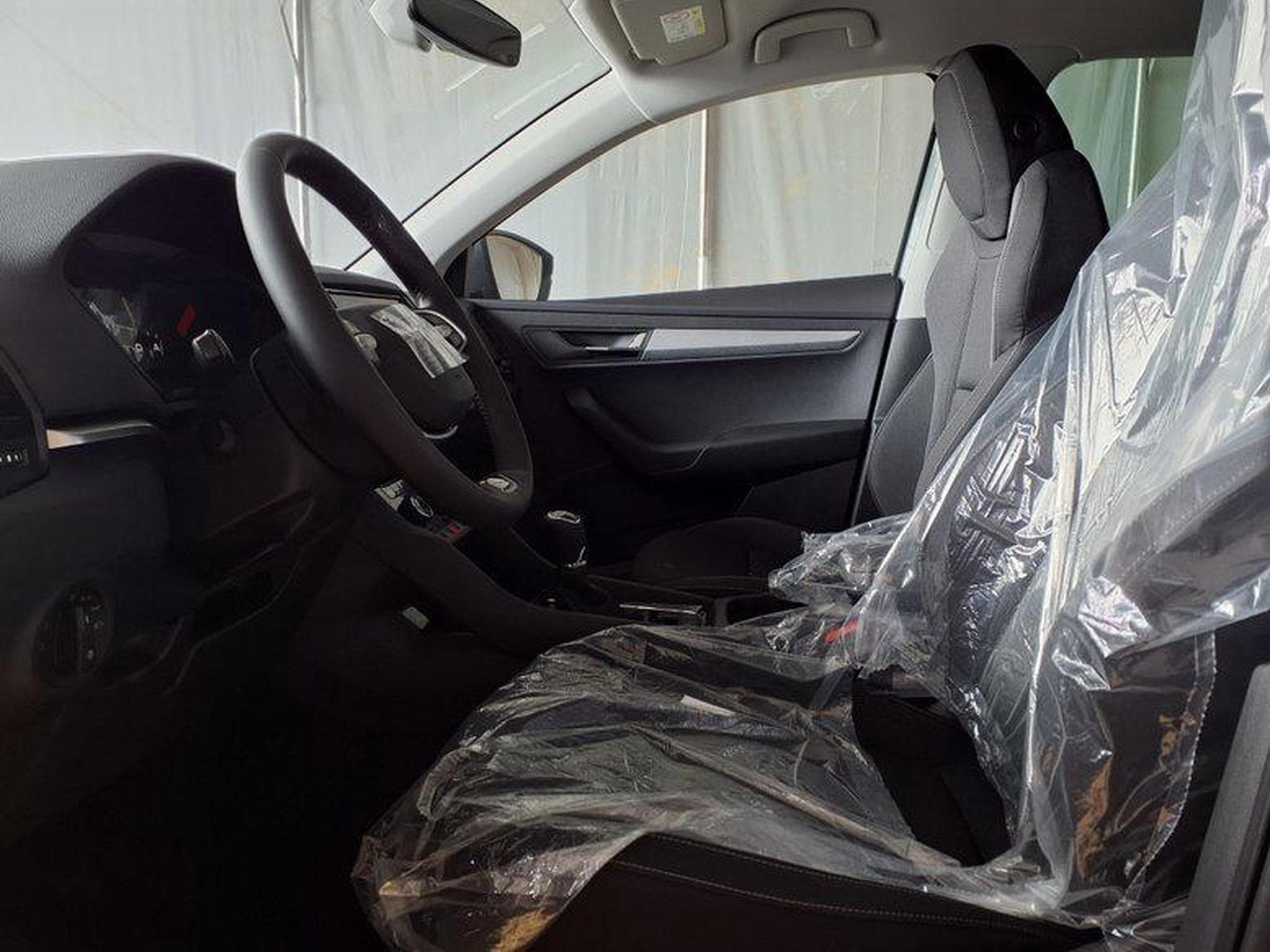 Skoda Karoq Selection 1.0 TSI 6-Gang (2026) - Foto 5