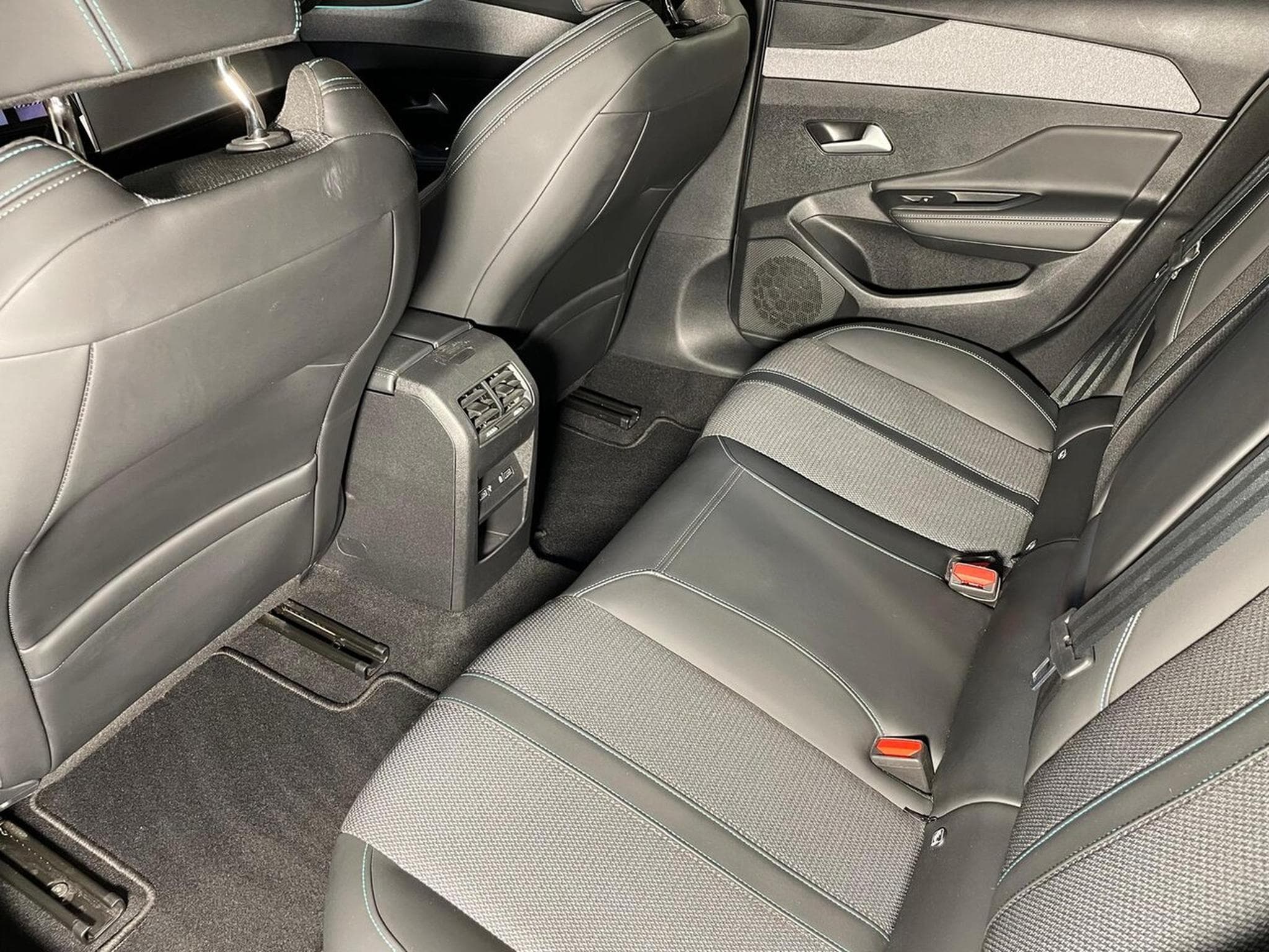 Peugeot 308 1.5 BlueHDI 130 EAT8 ALLURE GPS CARPLAY (2022) - Photo 11