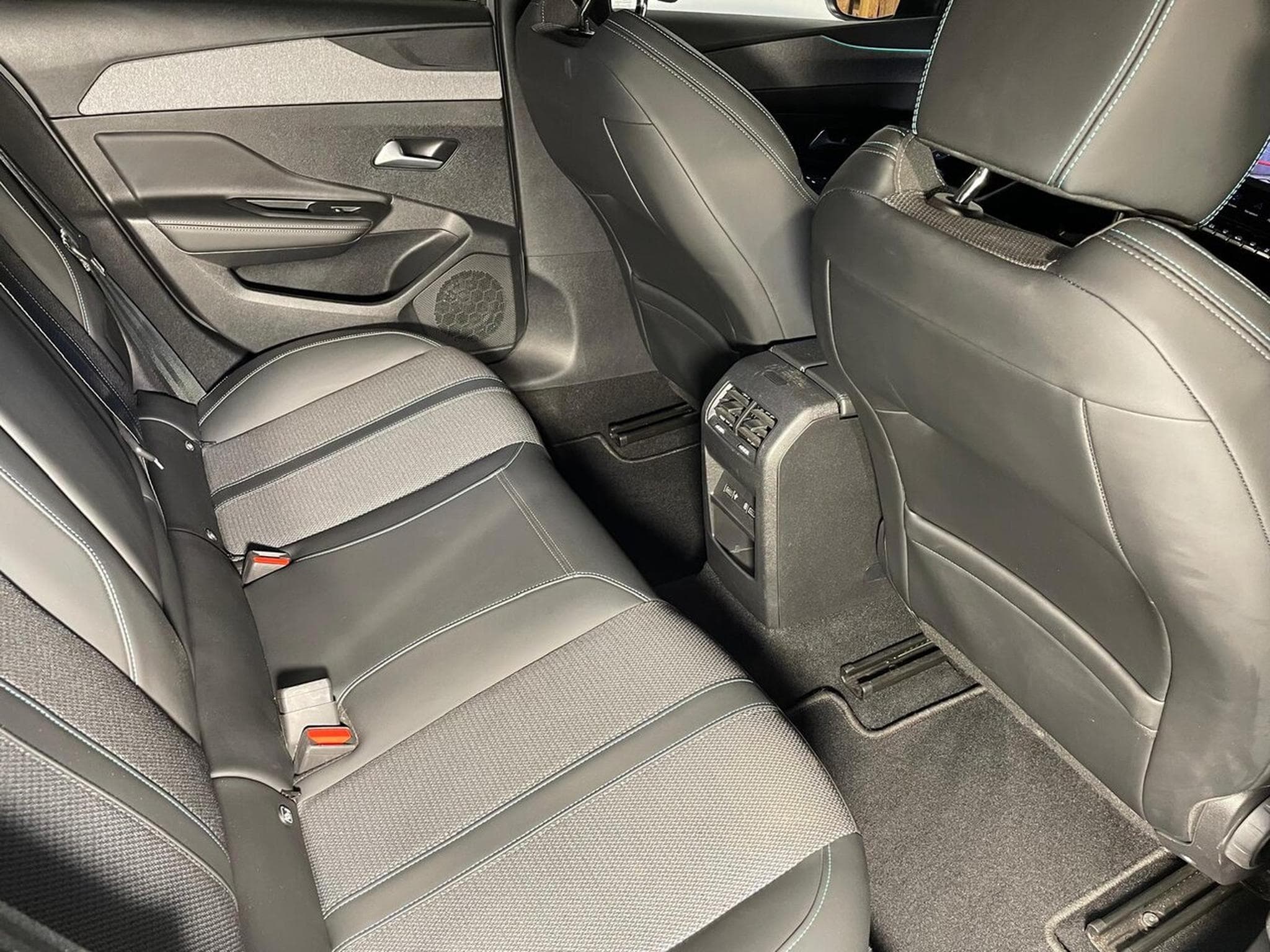 Peugeot 308 1.5 BlueHDI 130 EAT8 ALLURE GPS CARPLAY (2022) - Photo 12