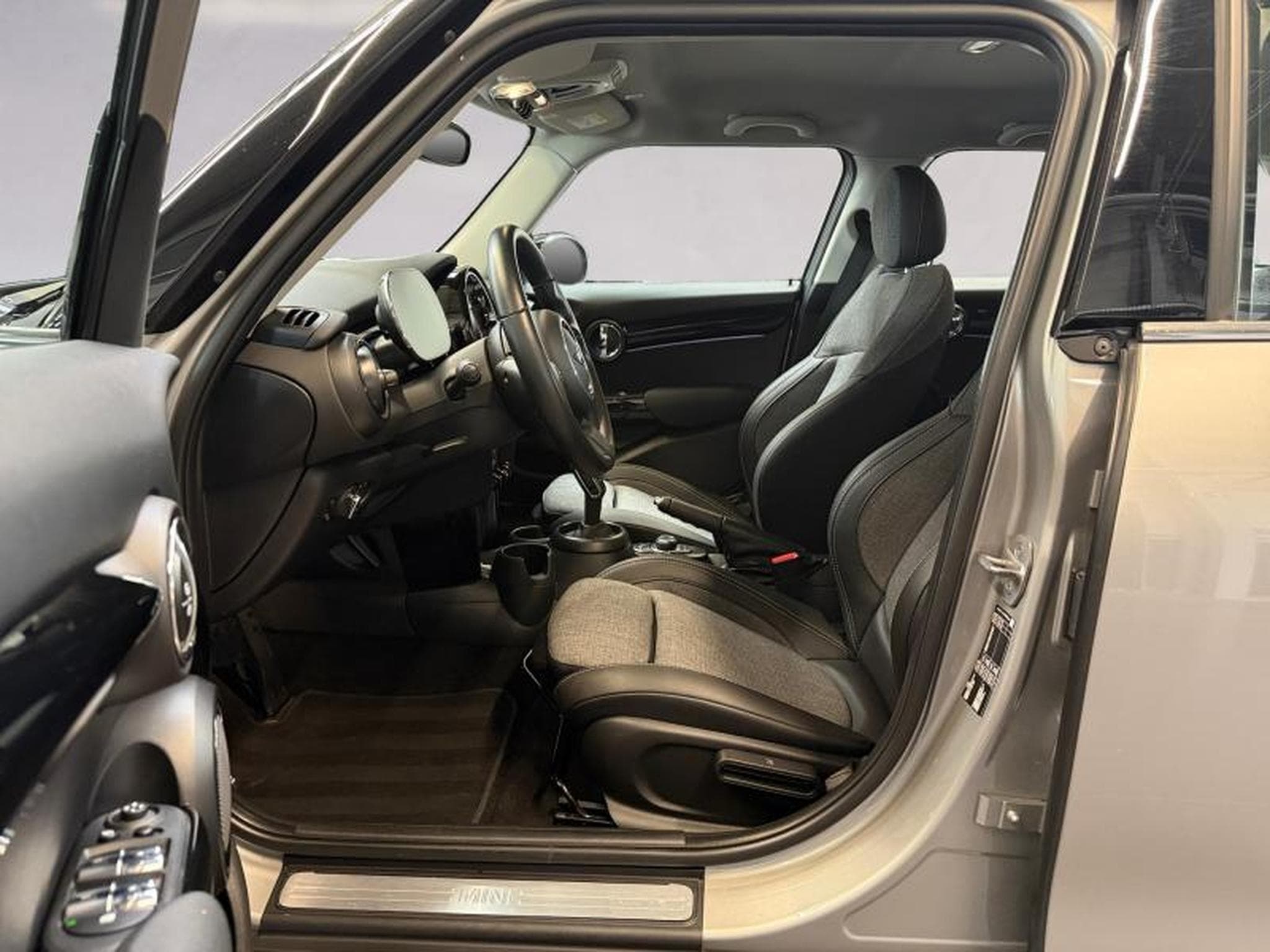 MINI Cooper Cooper Hatch 5 portes (2024) - Photo 11