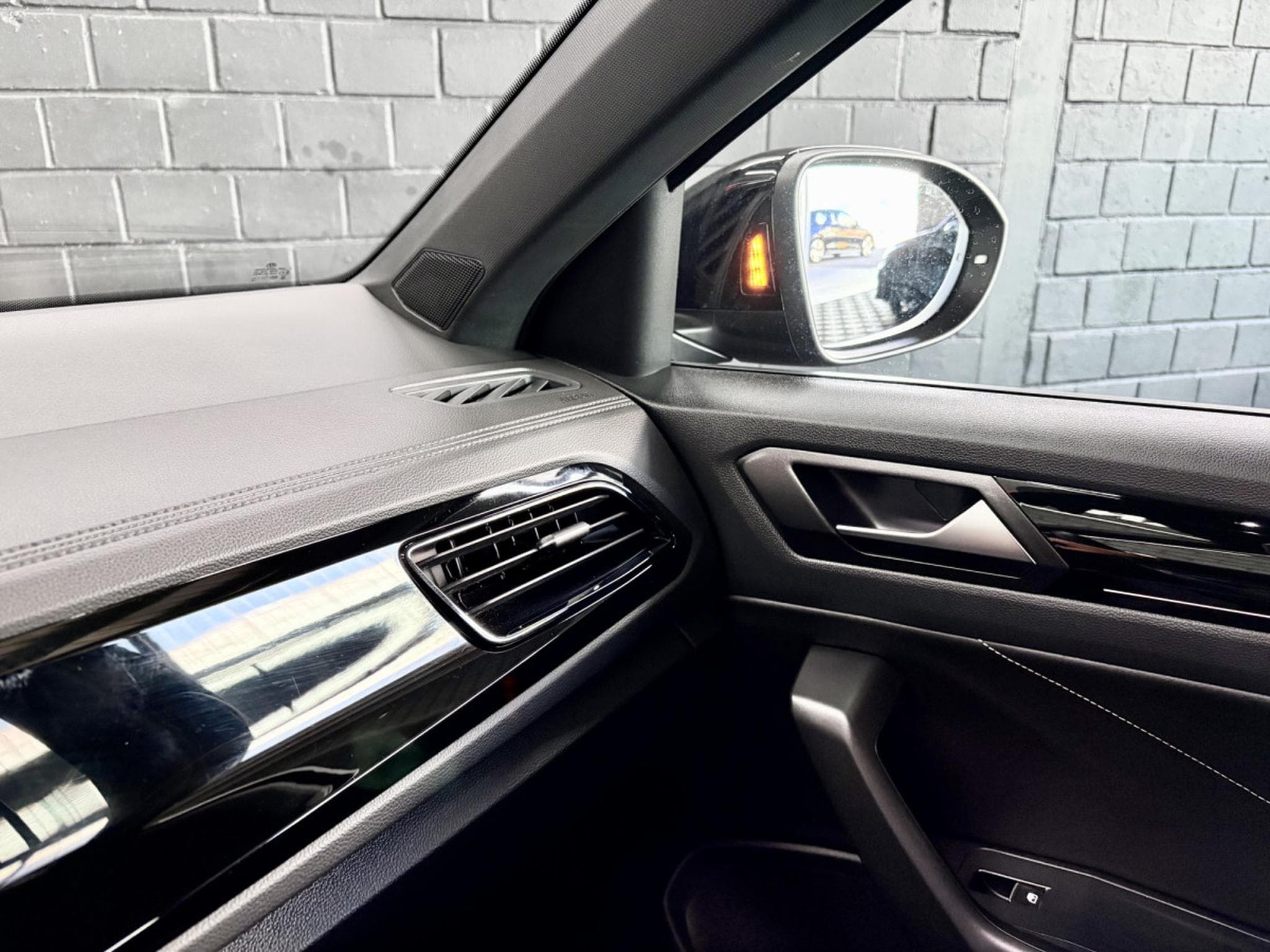 VW T-Roc R-Line Black Edition 1.5 TSI 150 CV DSG7 *PANO* BLACK* CAM * (2025) - Foto 19