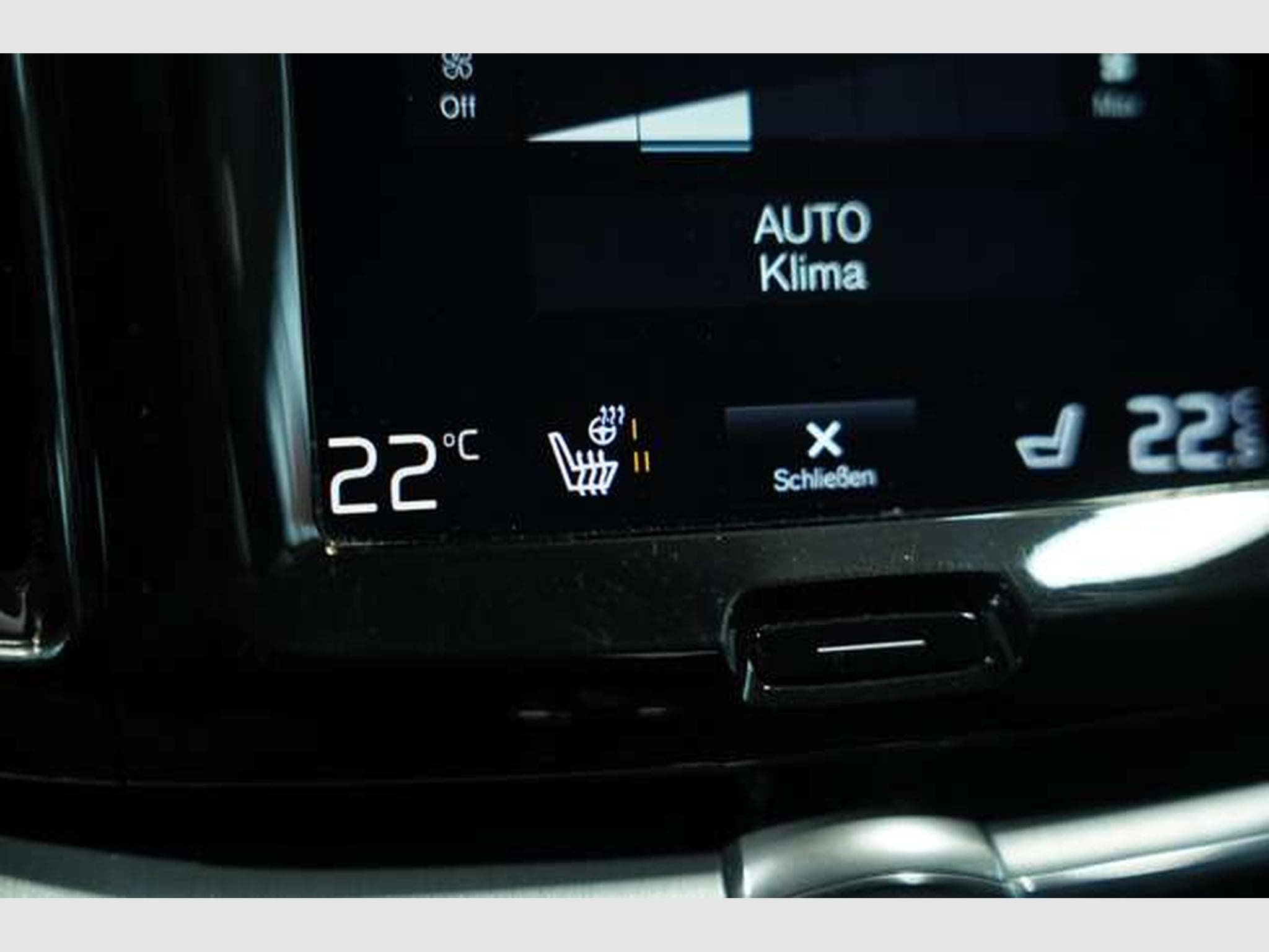Volvo XC60 Momentum 2WD *H-UP *Kamera *Digital *Navi (2018) - Photo 28