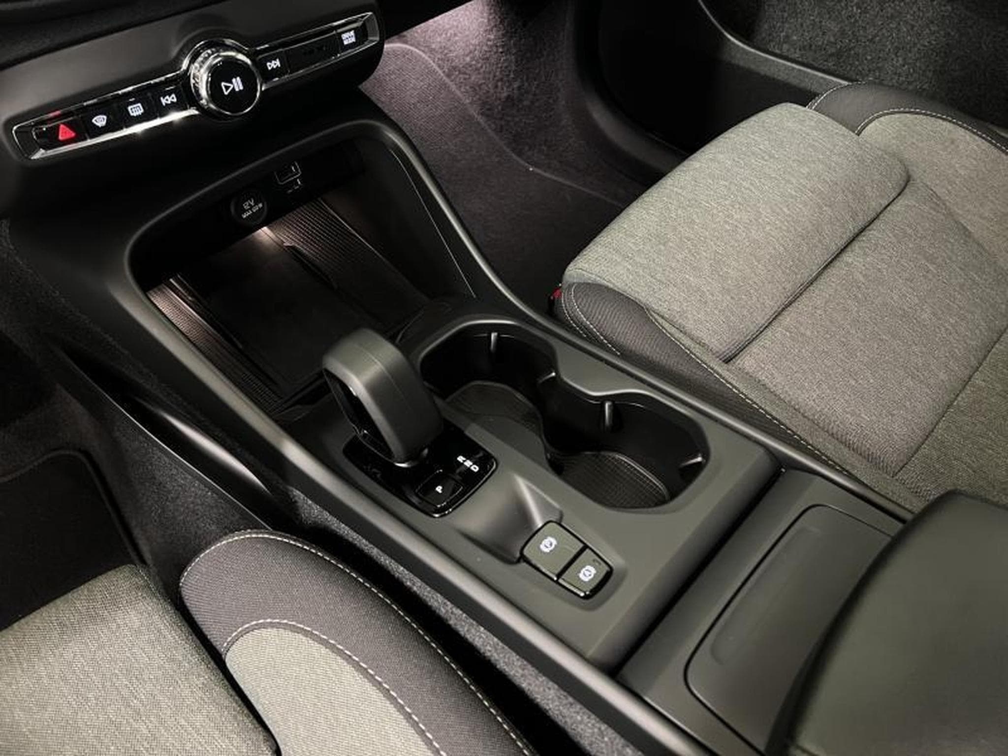 Volvo XC40 Core (2023) - Photo 8