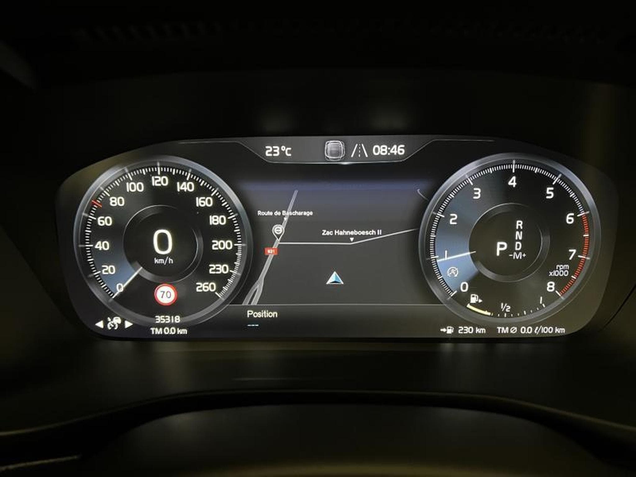 Volvo XC40 Core (2023) - Photo 9