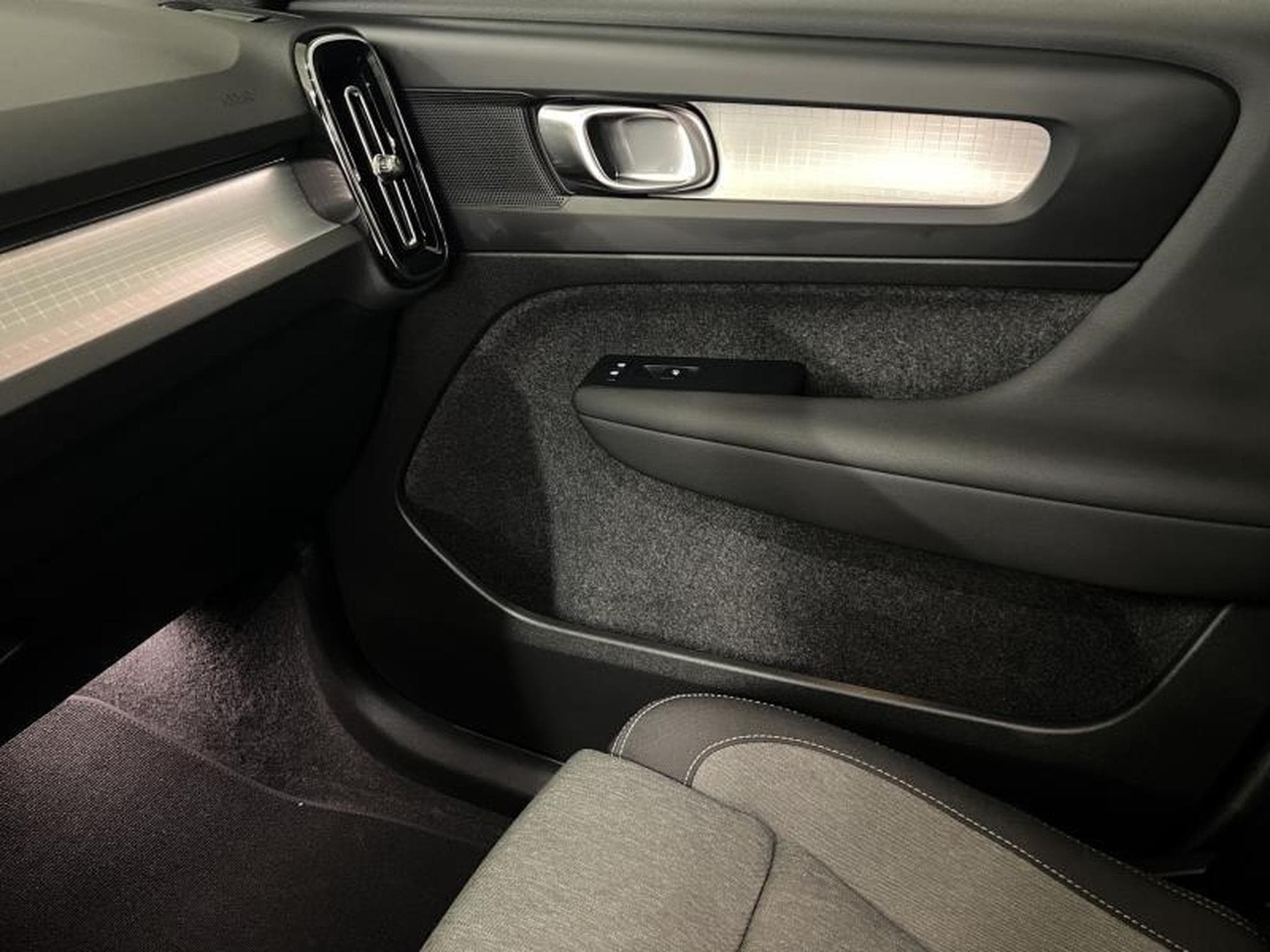 Volvo XC40 Core (2023) - Photo 13