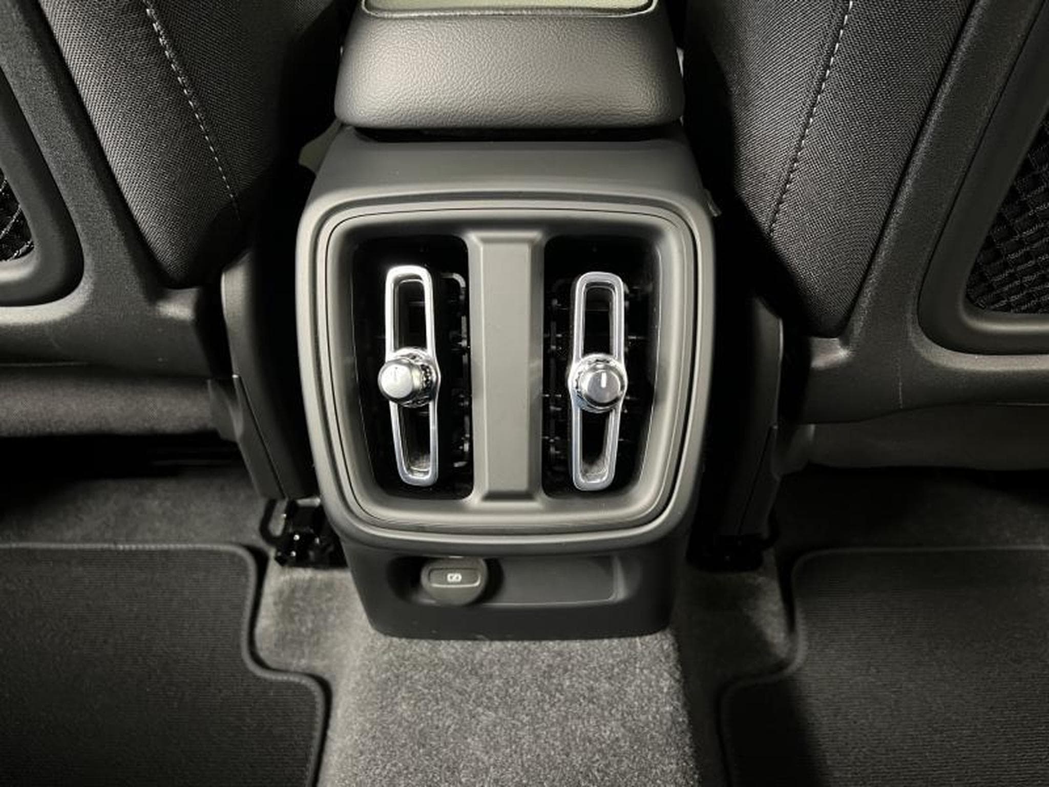 Volvo XC40 Core (2023) - Photo 19