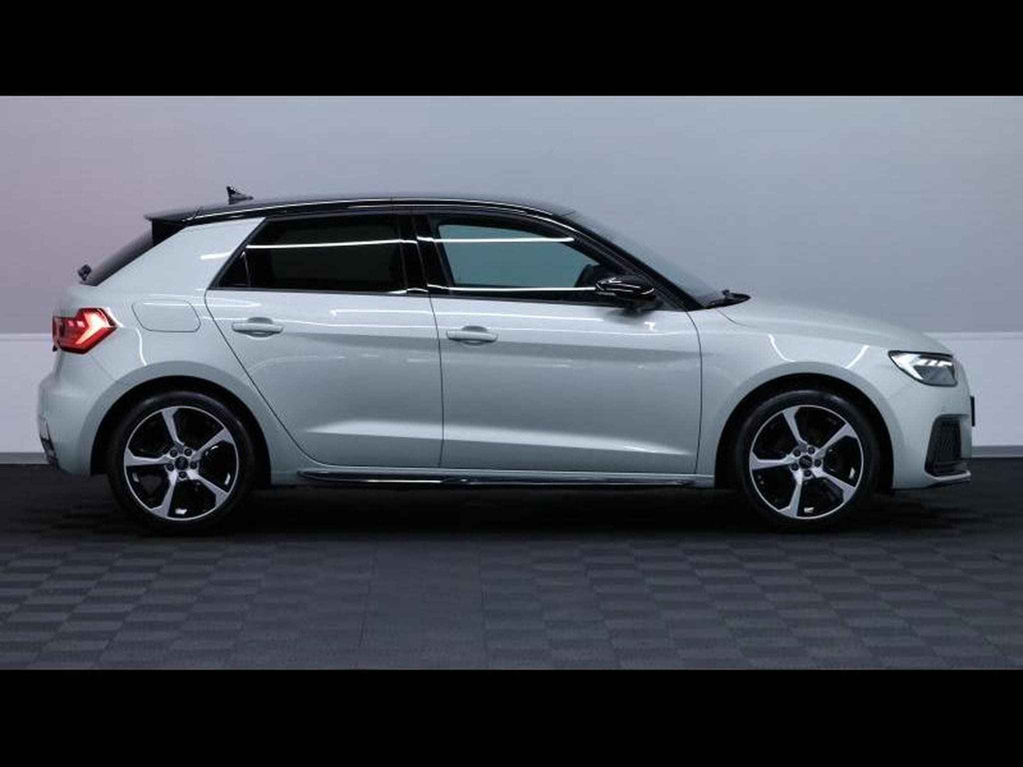 Audi A1 Sportback 30 TFSI S-Line S-tronic (2023) - Photo 4